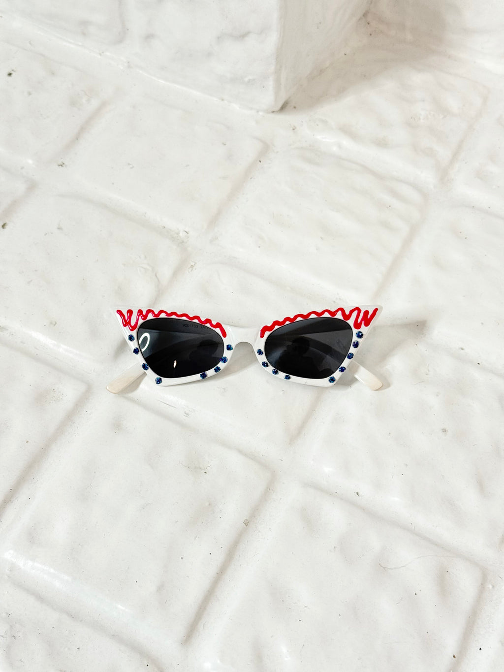 ⋆｡°✩ hand painted y2k rhinestone cat eye sunglasses ✩°｡⋆