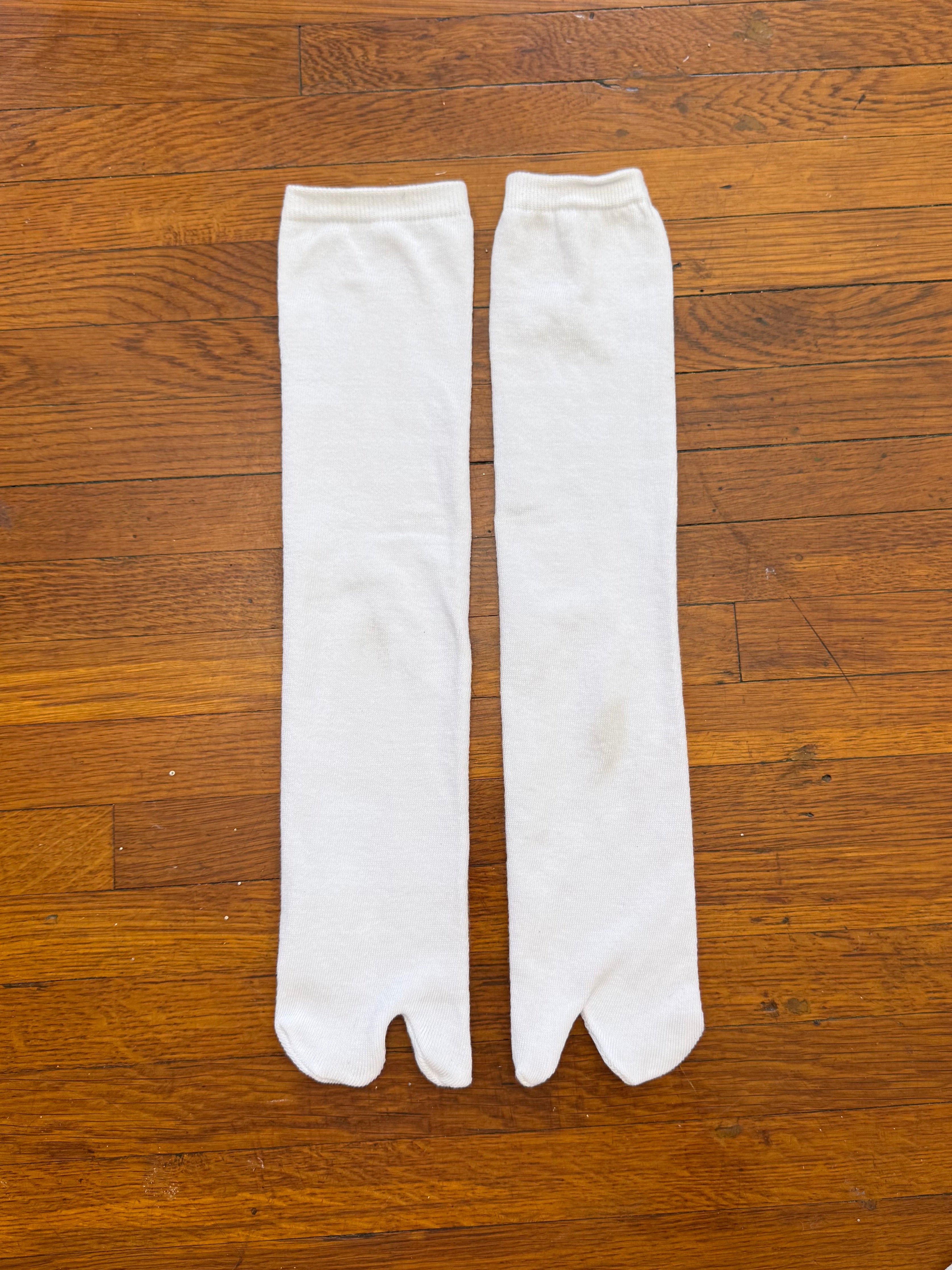 ✿ white tabi split toe crew socks • new