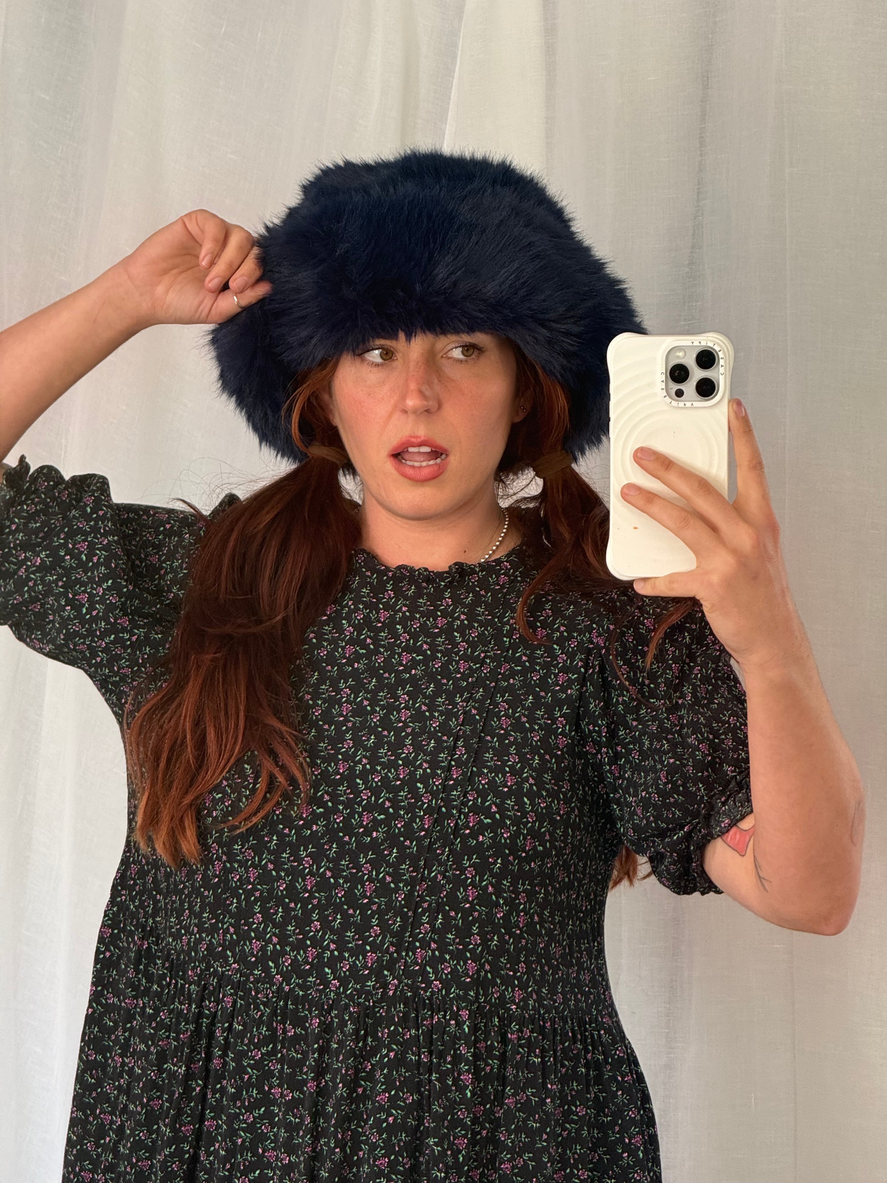 🖤 navy faux fur bucket hat