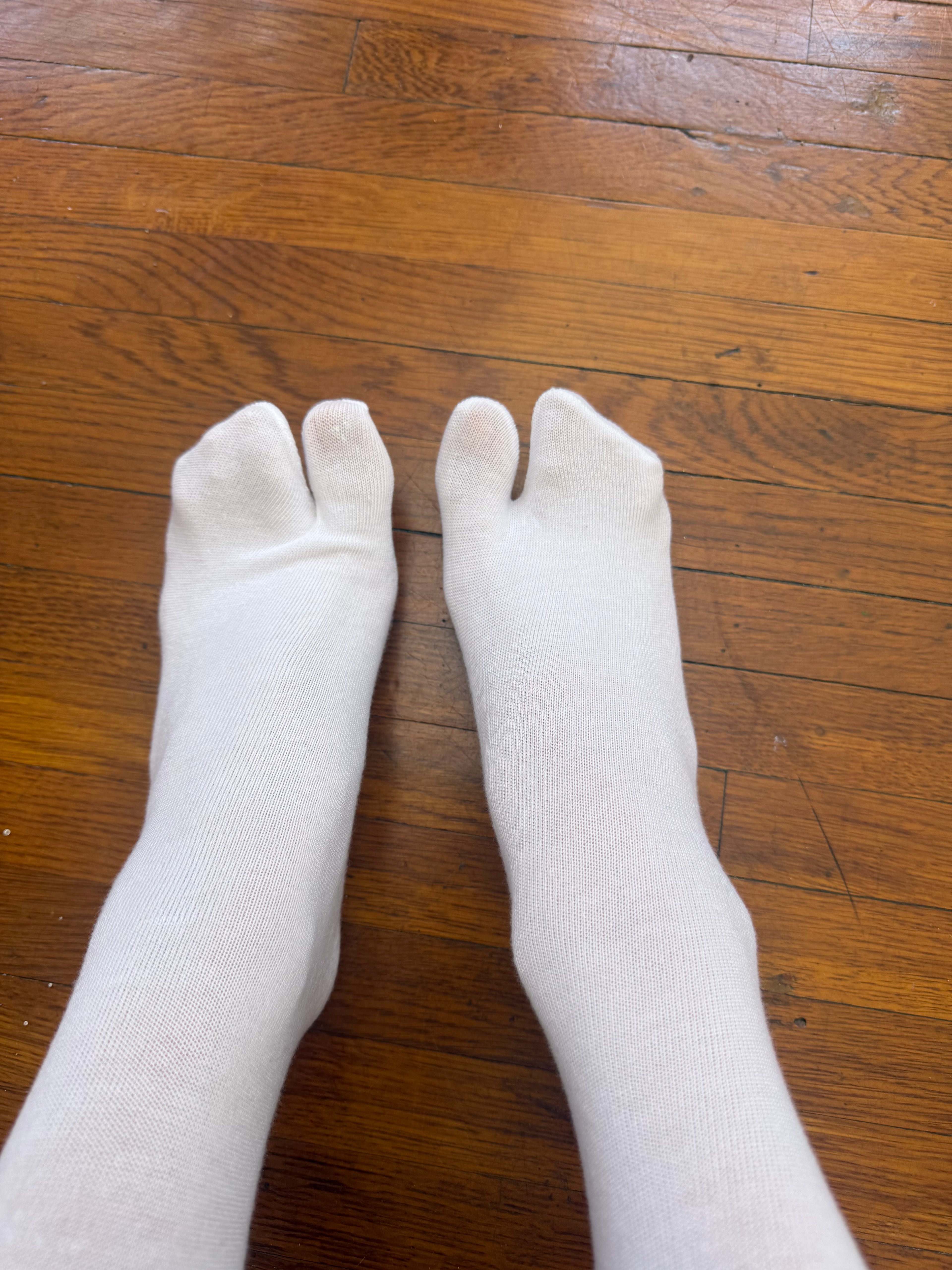 ✿ white tabi split toe crew socks • new