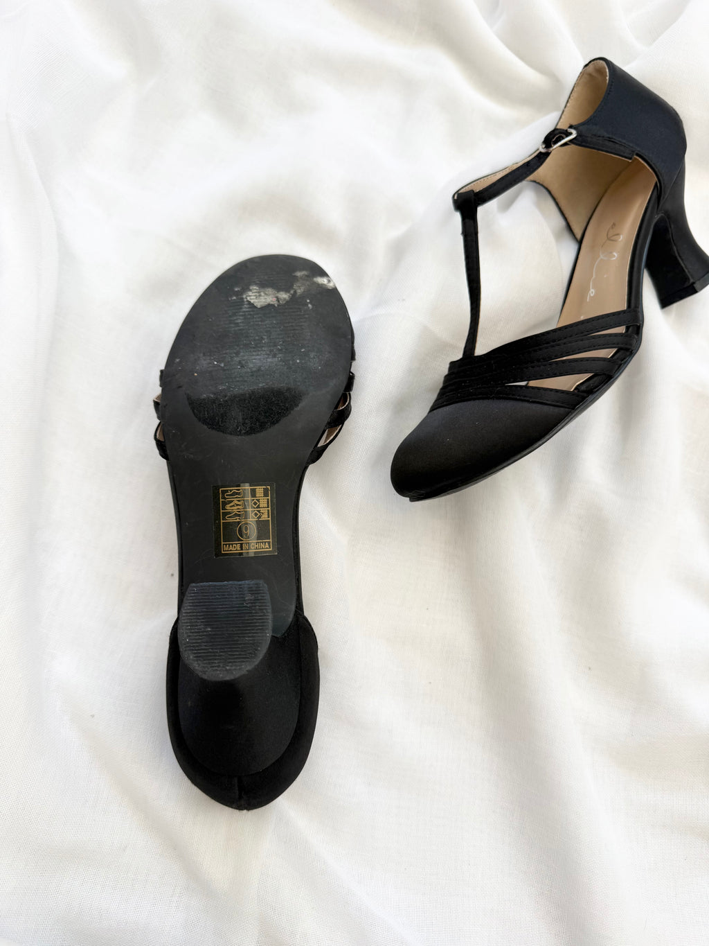 ✿ vintage 80s black t-strap kitten heels • (size 9)