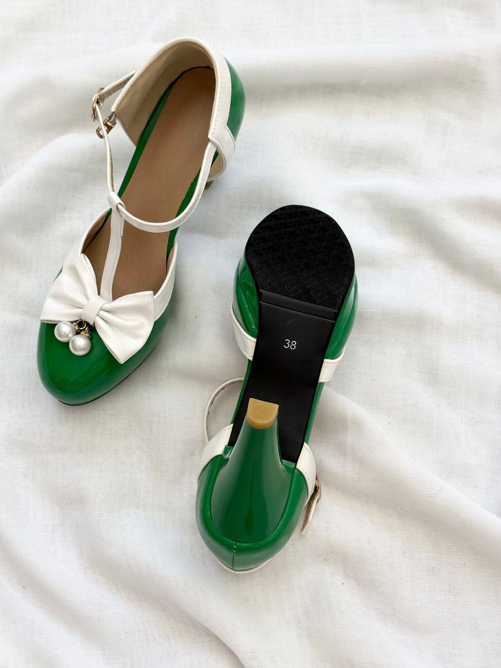 ✿ green bow pearl mary jane heels • (size 8)