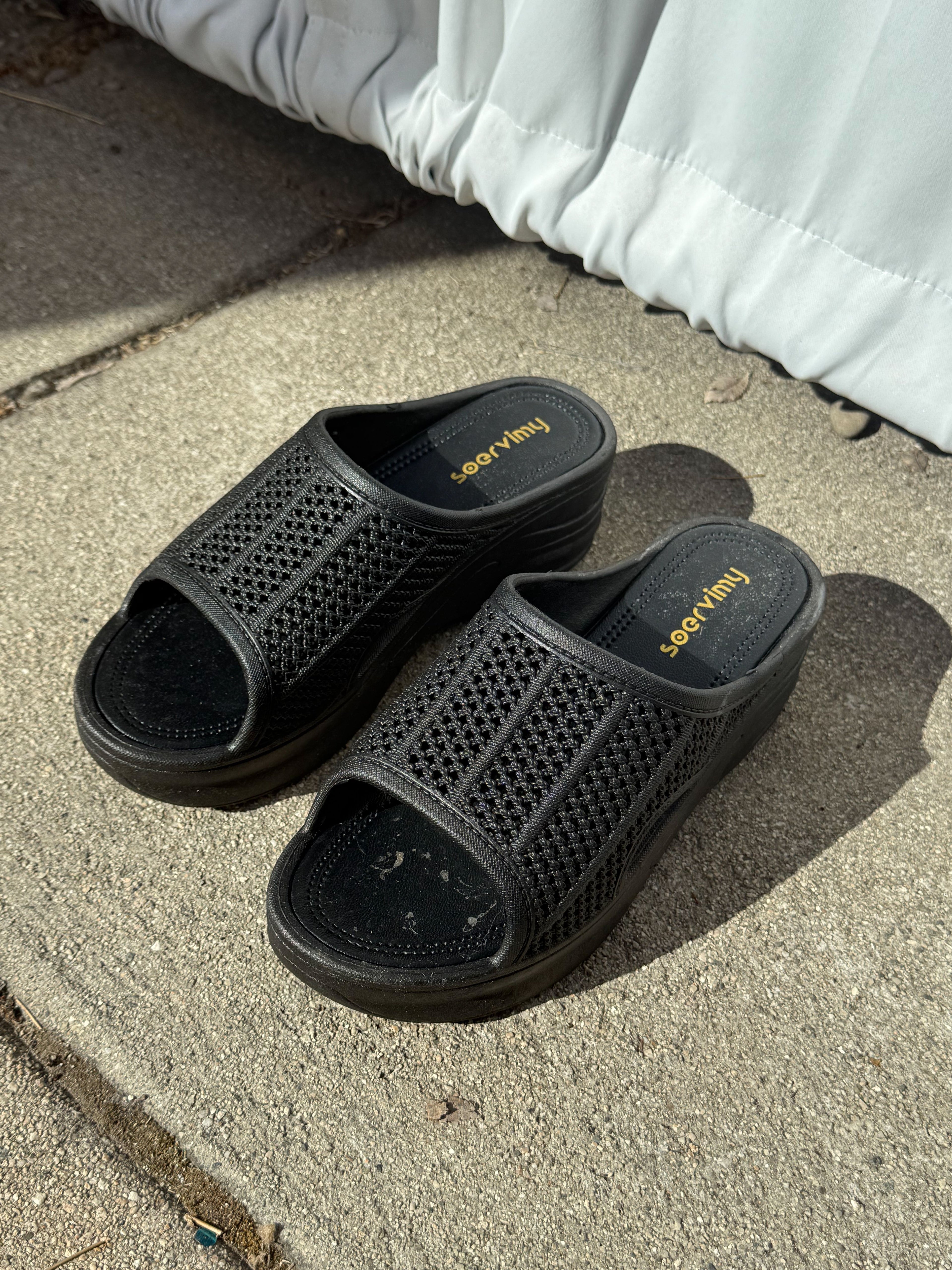 knit slides