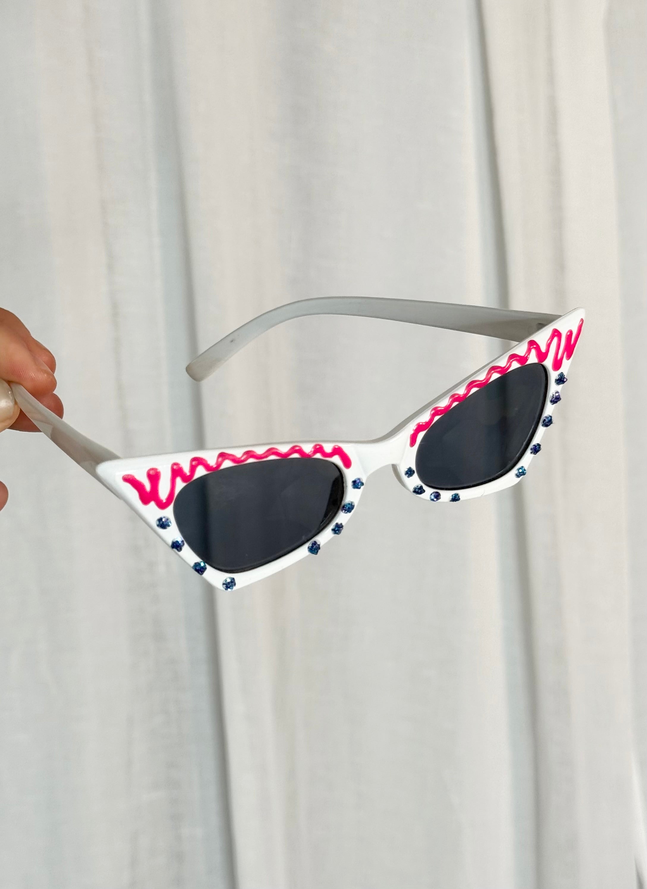 ⋆｡°✩ hand painted y2k rhinestone cat eye sunglasses ✩°｡⋆