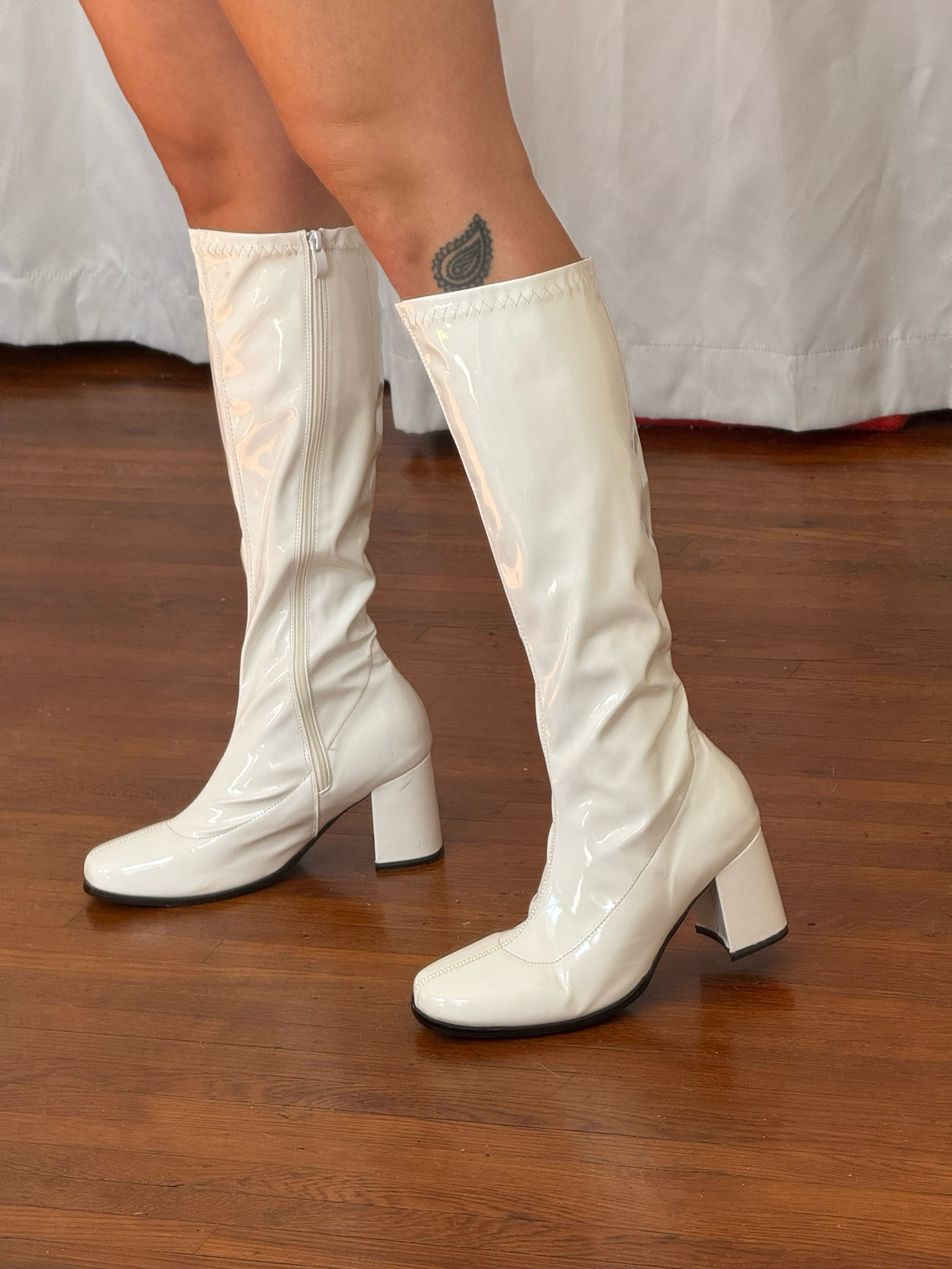 white gogo boots (size 5)