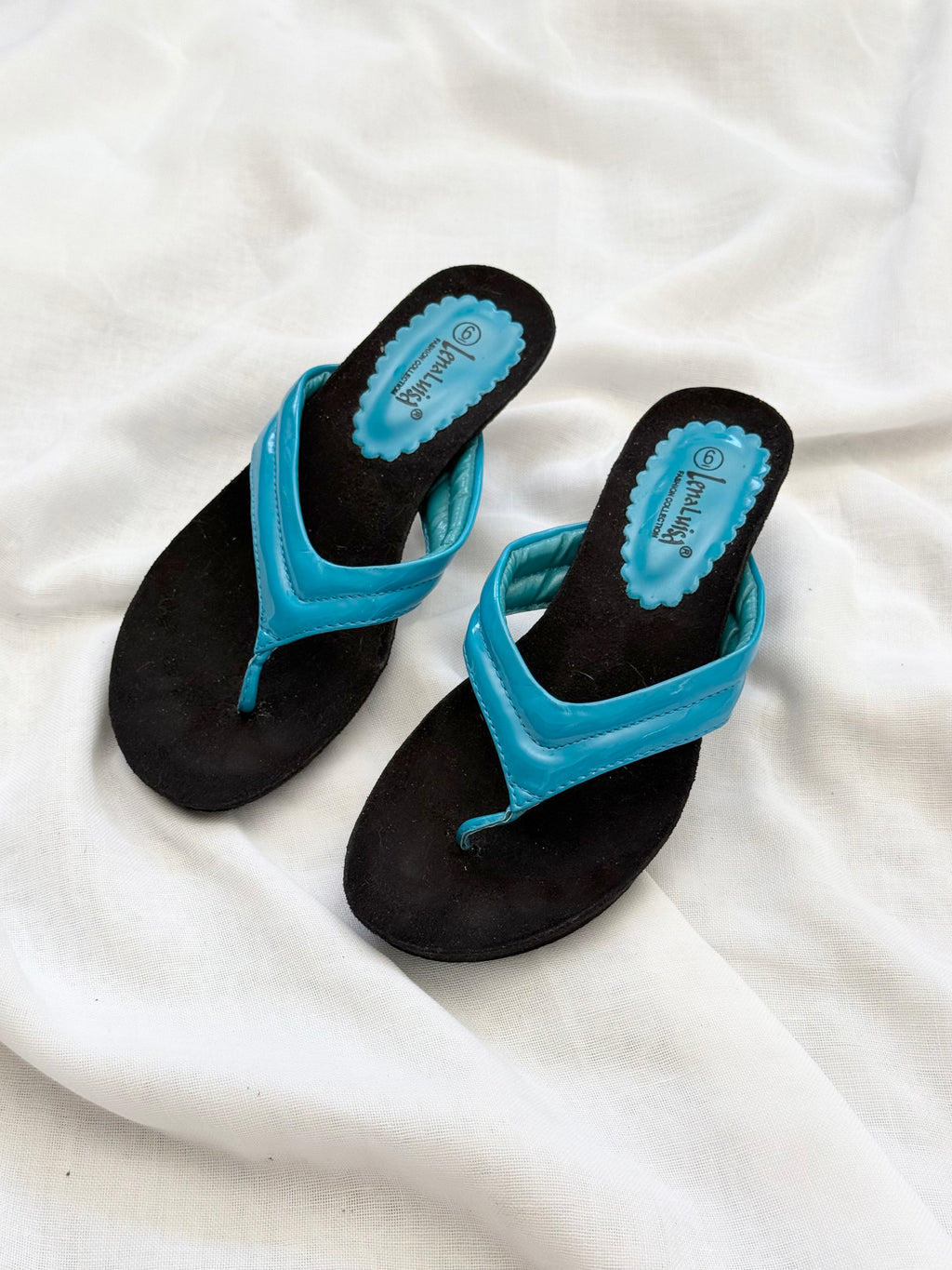 ✿ vintage y2k electric blue kitten heel flip flops • (size 6)