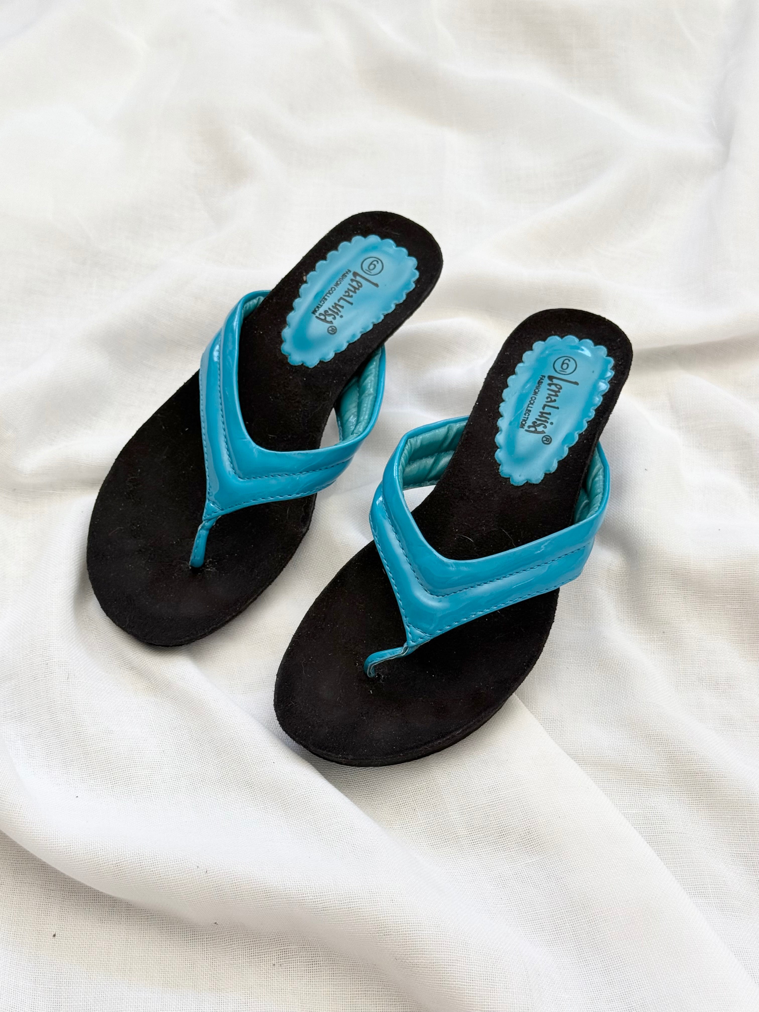 ✿ vintage y2k electric blue kitten heel flip flops • (size 6)
