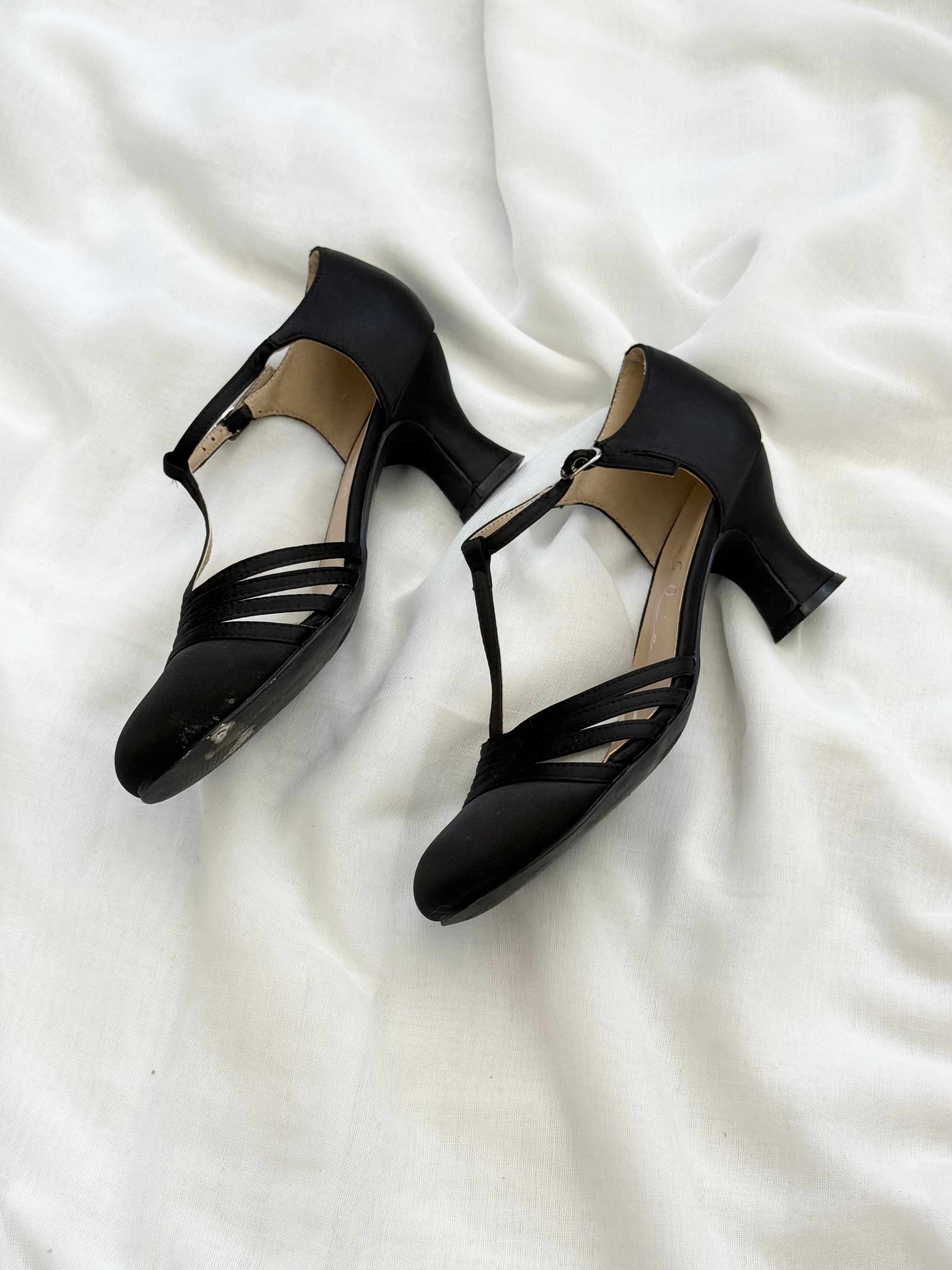 ✿ vintage 80s black t-strap kitten heels • (size 9)