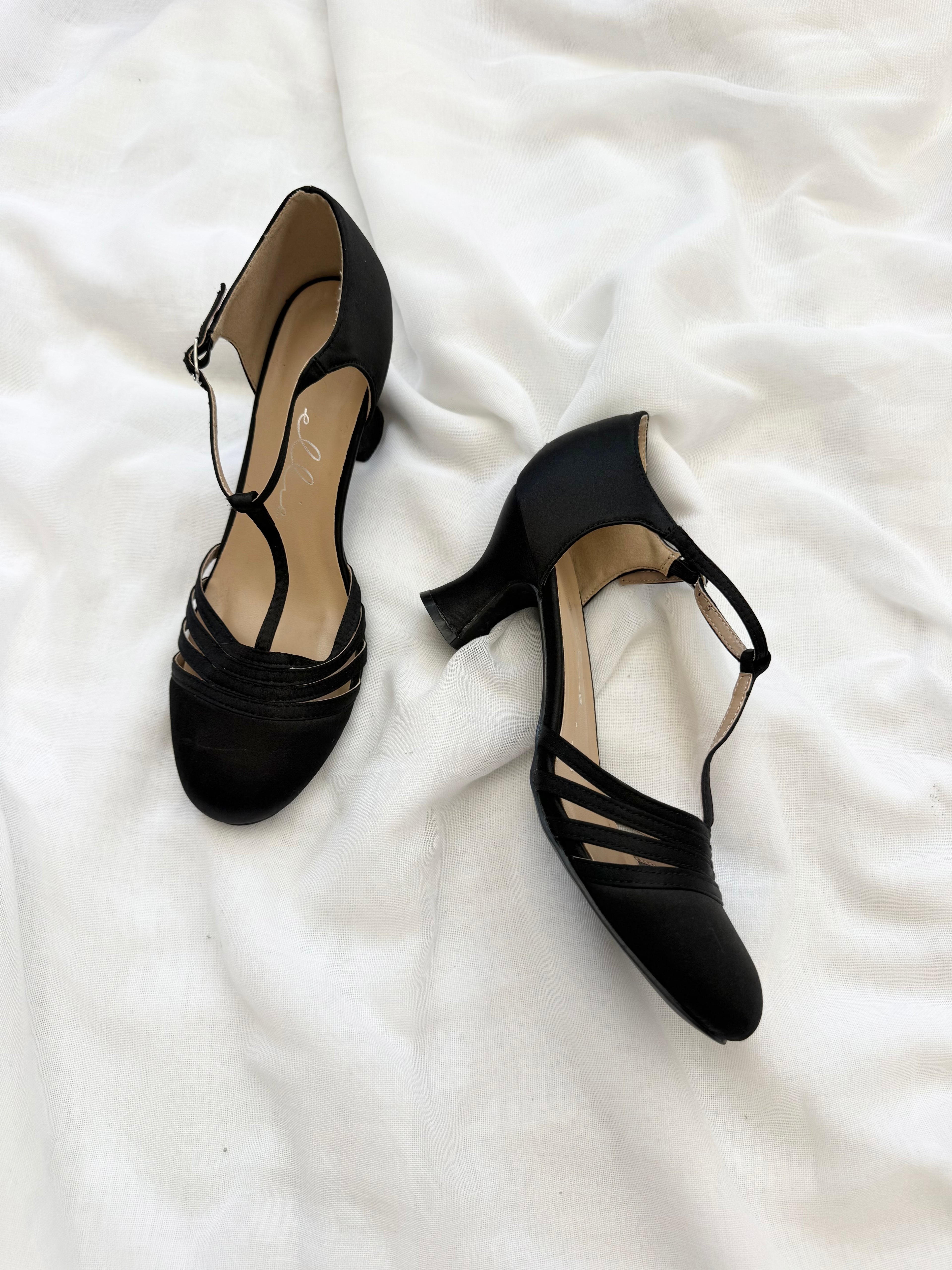 ✿ vintage 80s black t-strap kitten heels • (size 9)