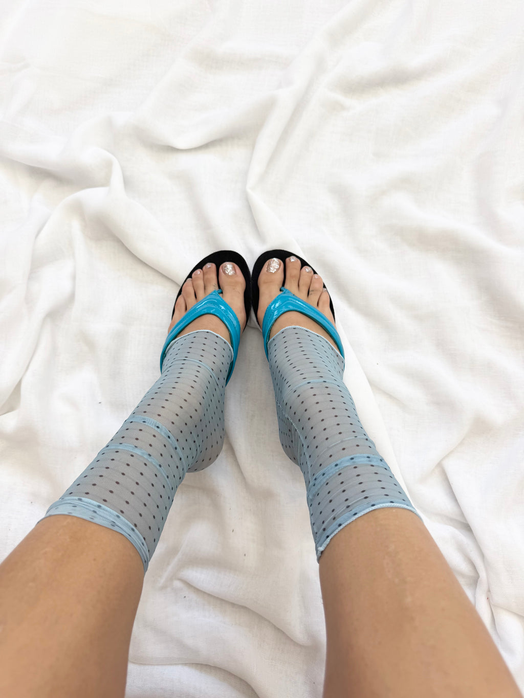✿ vintage y2k electric blue kitten heel flip flops • (size 6)