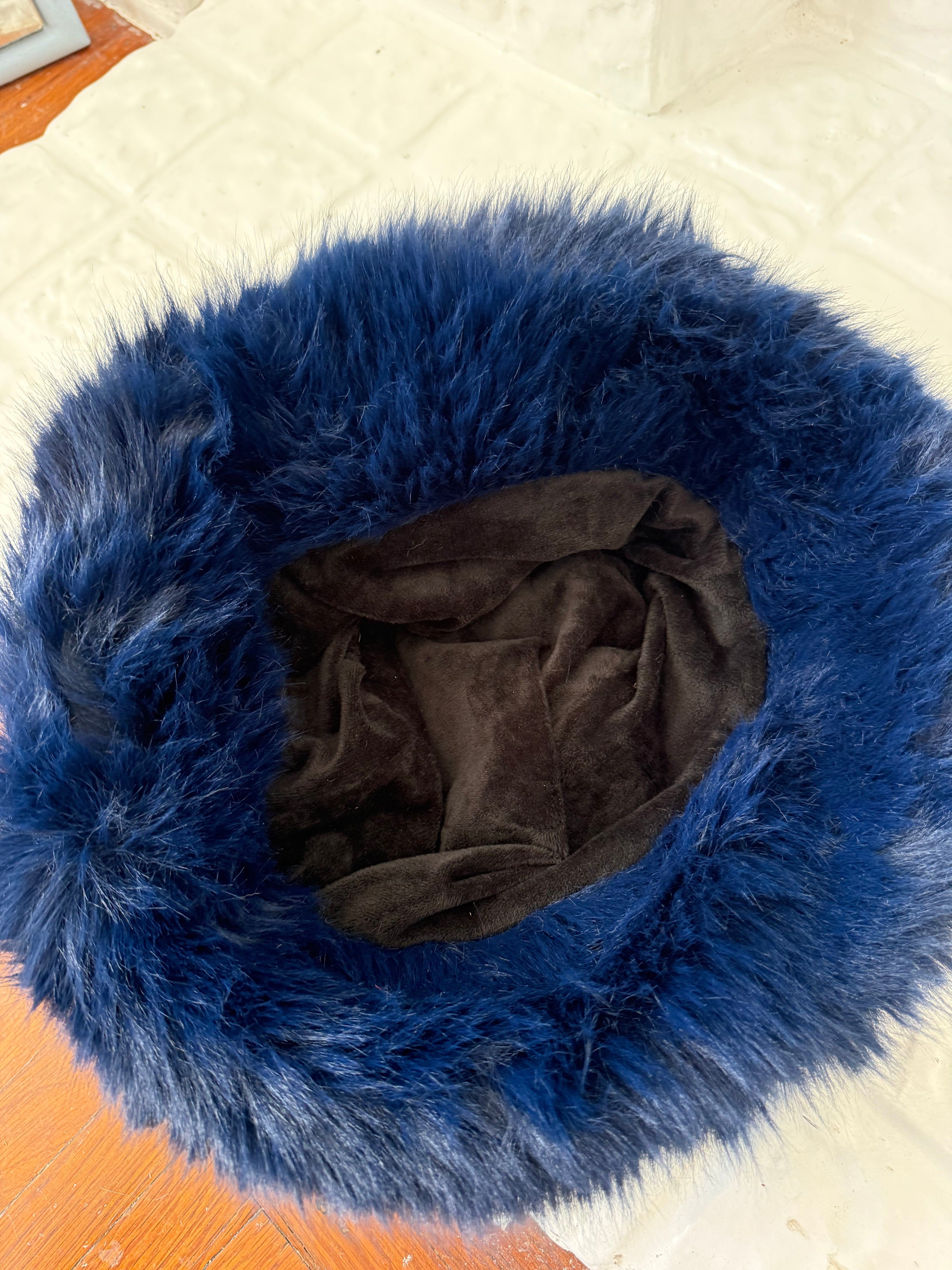🖤 navy faux fur bucket hat
