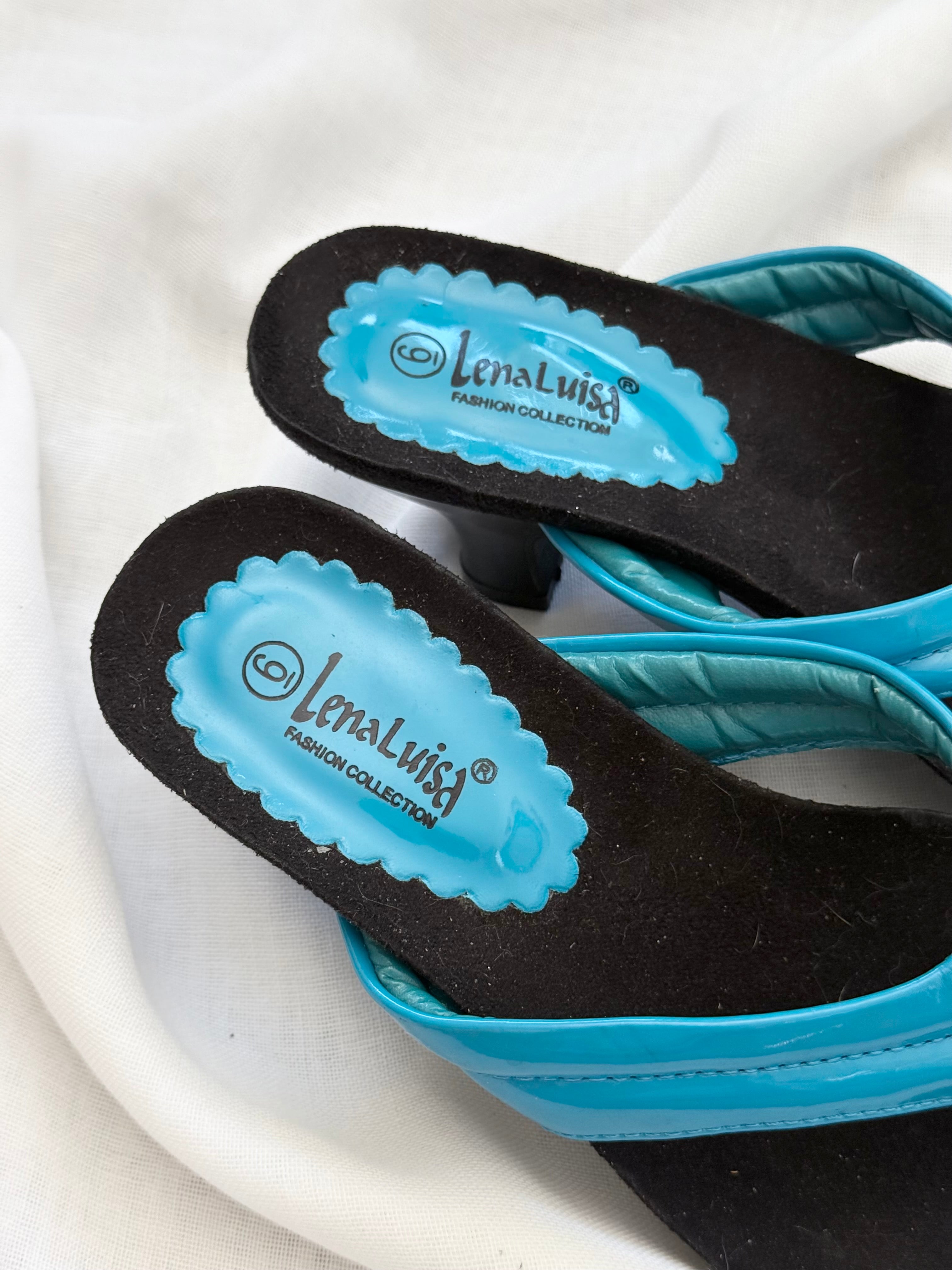 ✿ vintage y2k electric blue kitten heel flip flops • (size 6)