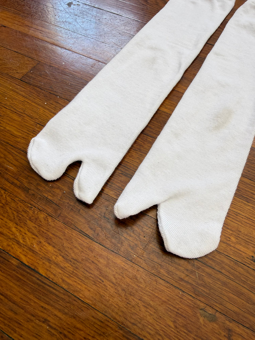 ✿ white tabi split toe crew socks • new