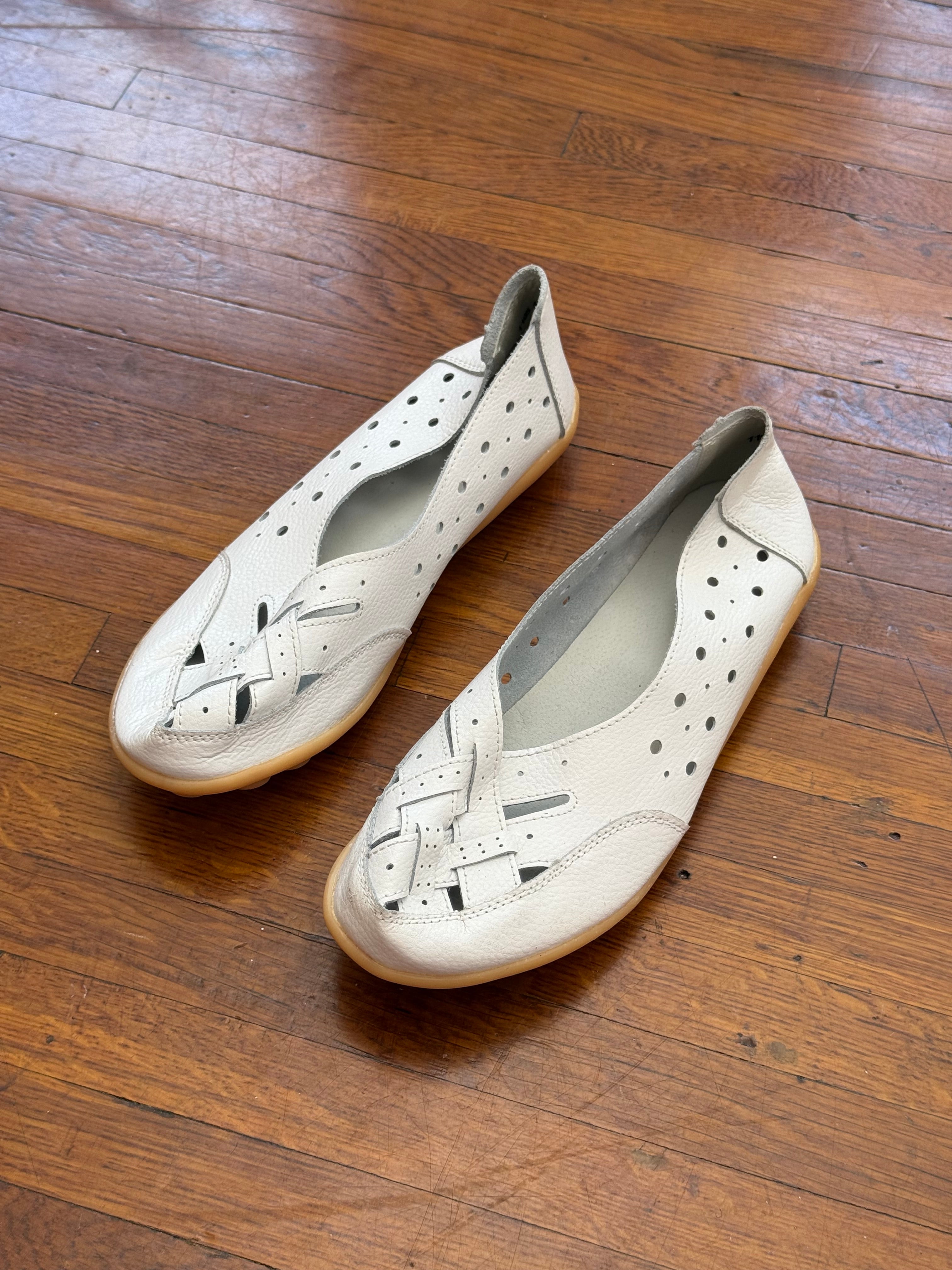 ✿ vintage white leather fisherman comfort flats • (size 9.5-10)