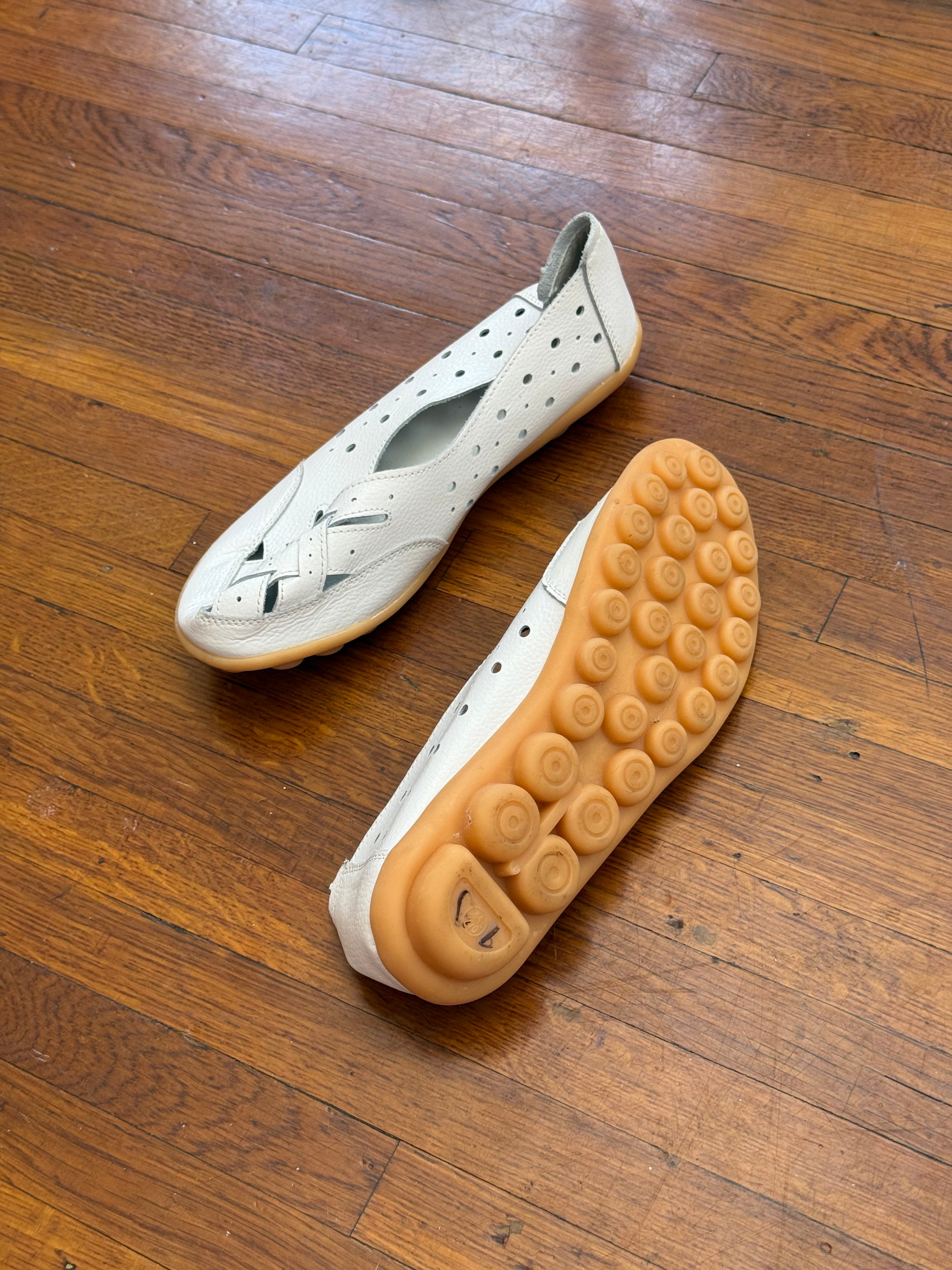 ✿ vintage white leather fisherman comfort flats • (size 9.5-10)