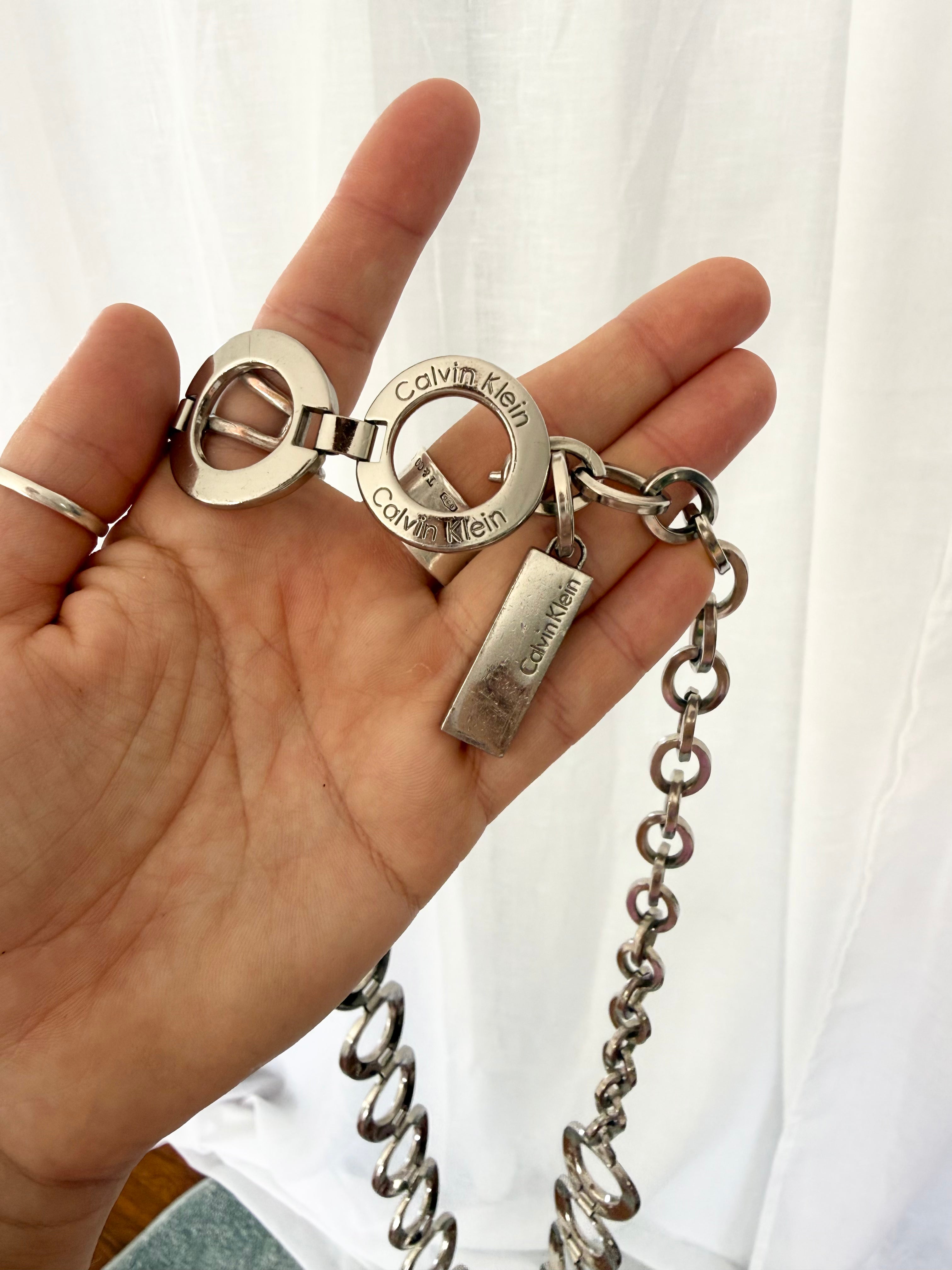 ✦ Calvin Klein chunky chain belt