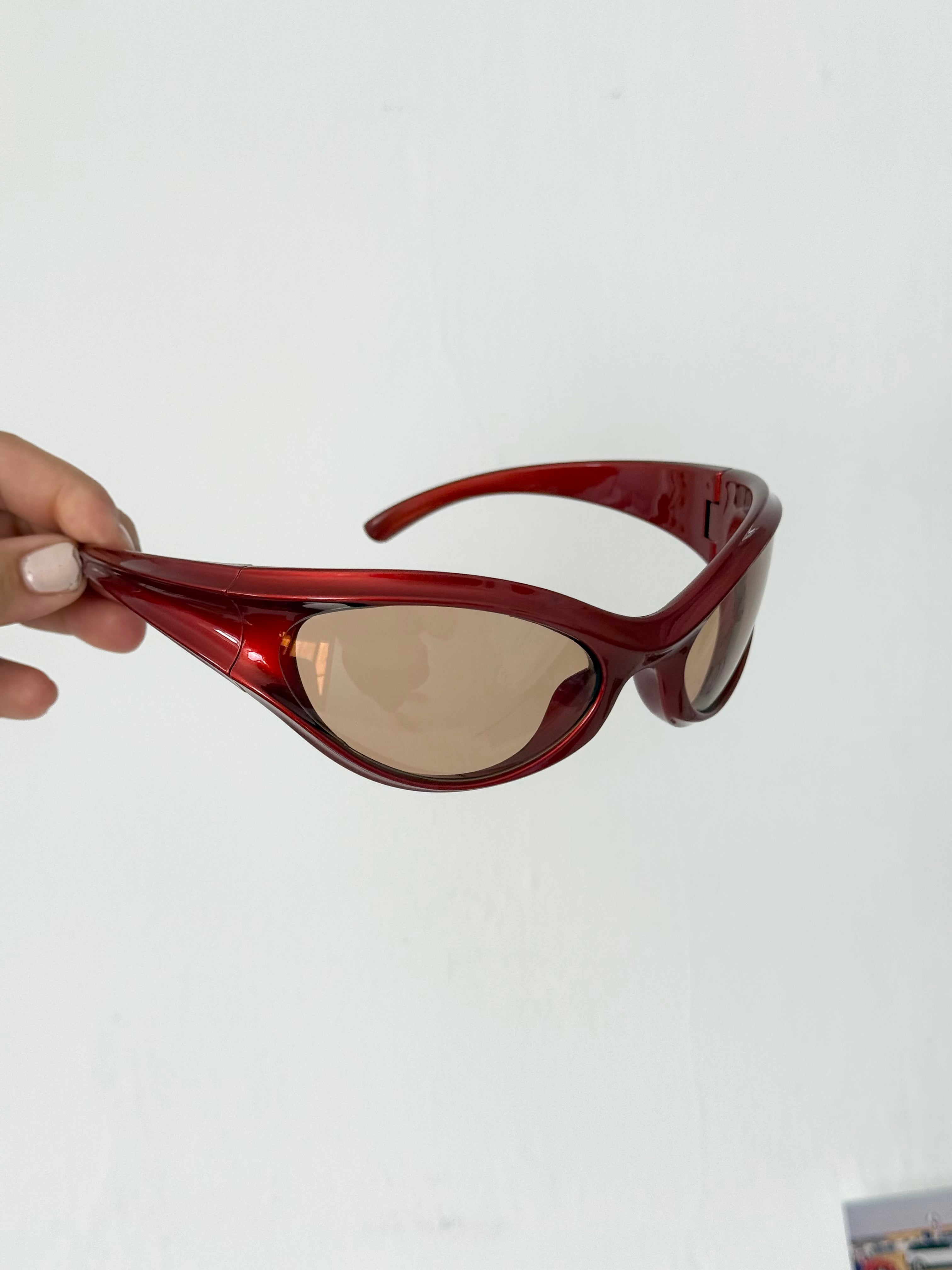 red wraparound oval sunglasses ✧
