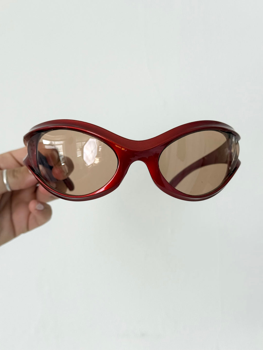 red wraparound oval sunglasses ✧