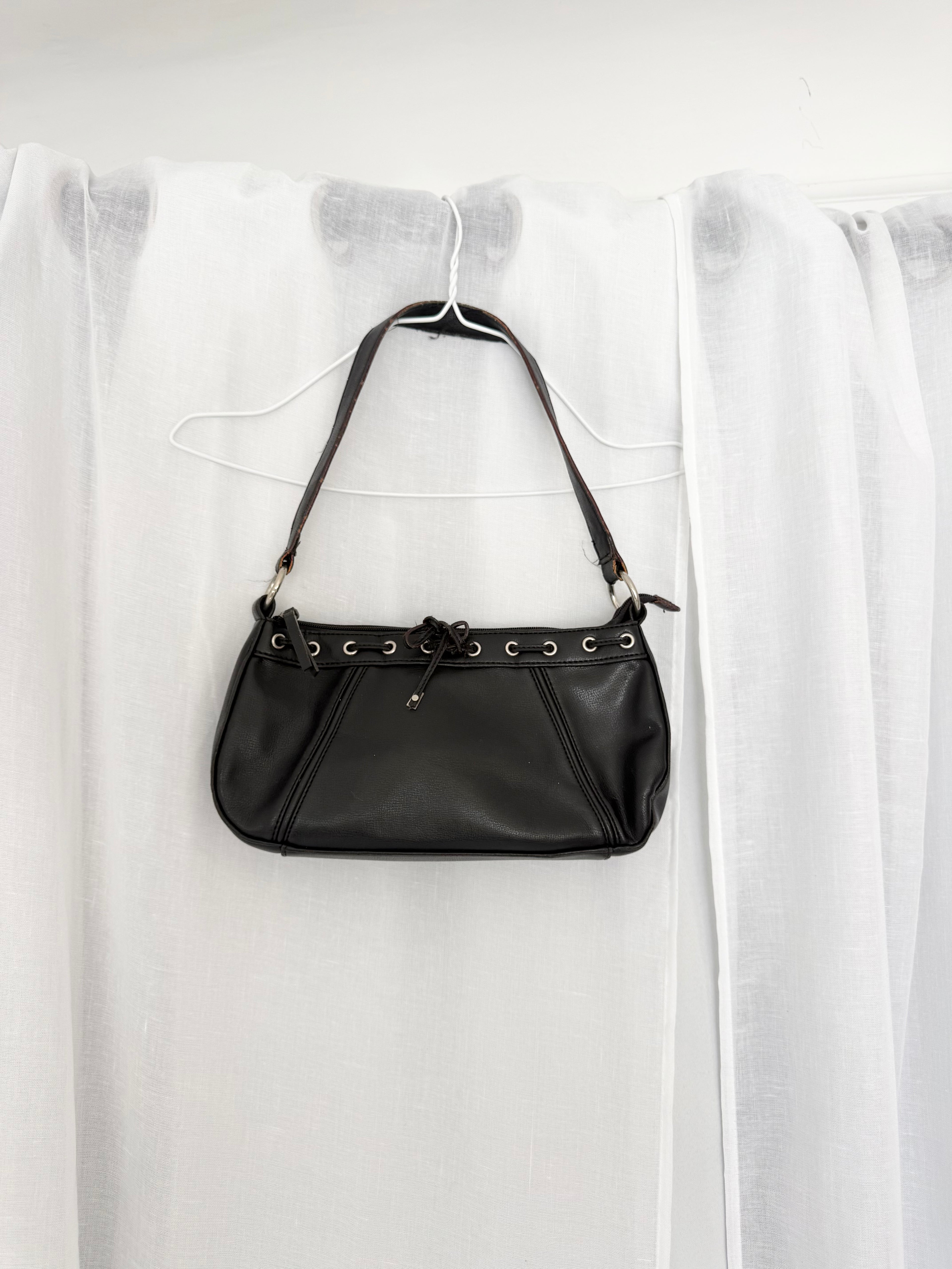 y2k black grommet shoulder bag ⋆