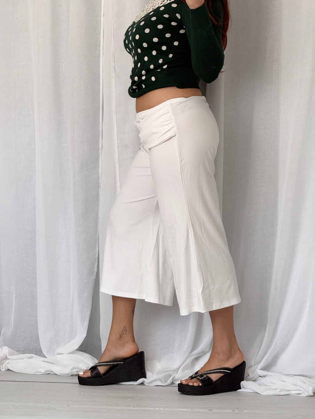 ✧ white buckle gaucho capris ✧ (32-35")