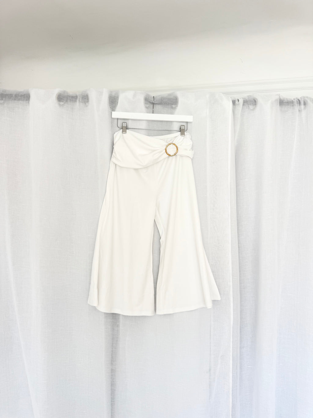 ✧ white buckle gaucho capris ✧ (32-35")