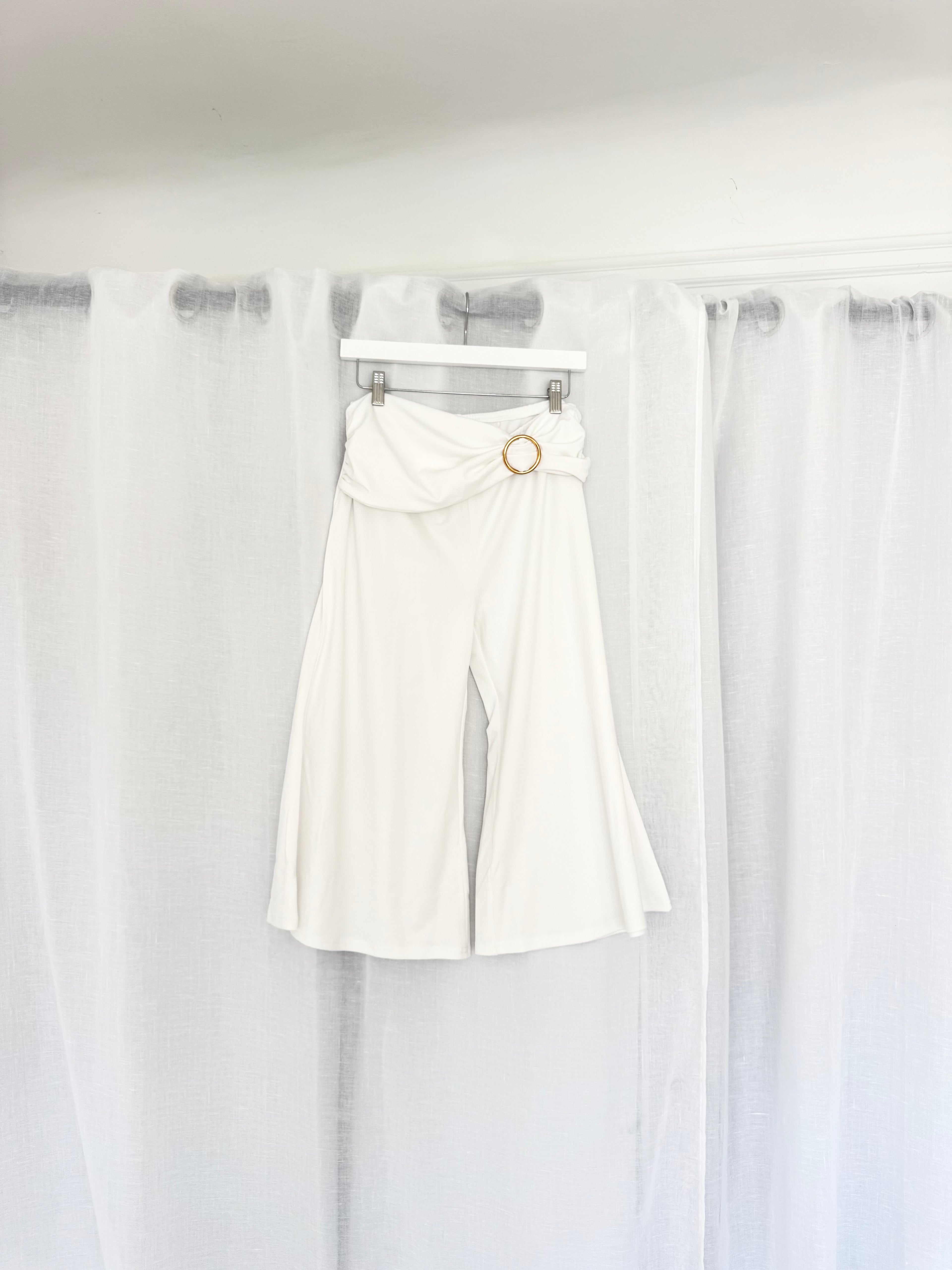 ✧ white buckle gaucho capris ✧ (32-35")