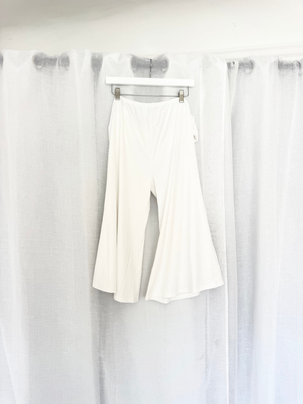 ✧ white buckle gaucho capris ✧ (32-35")