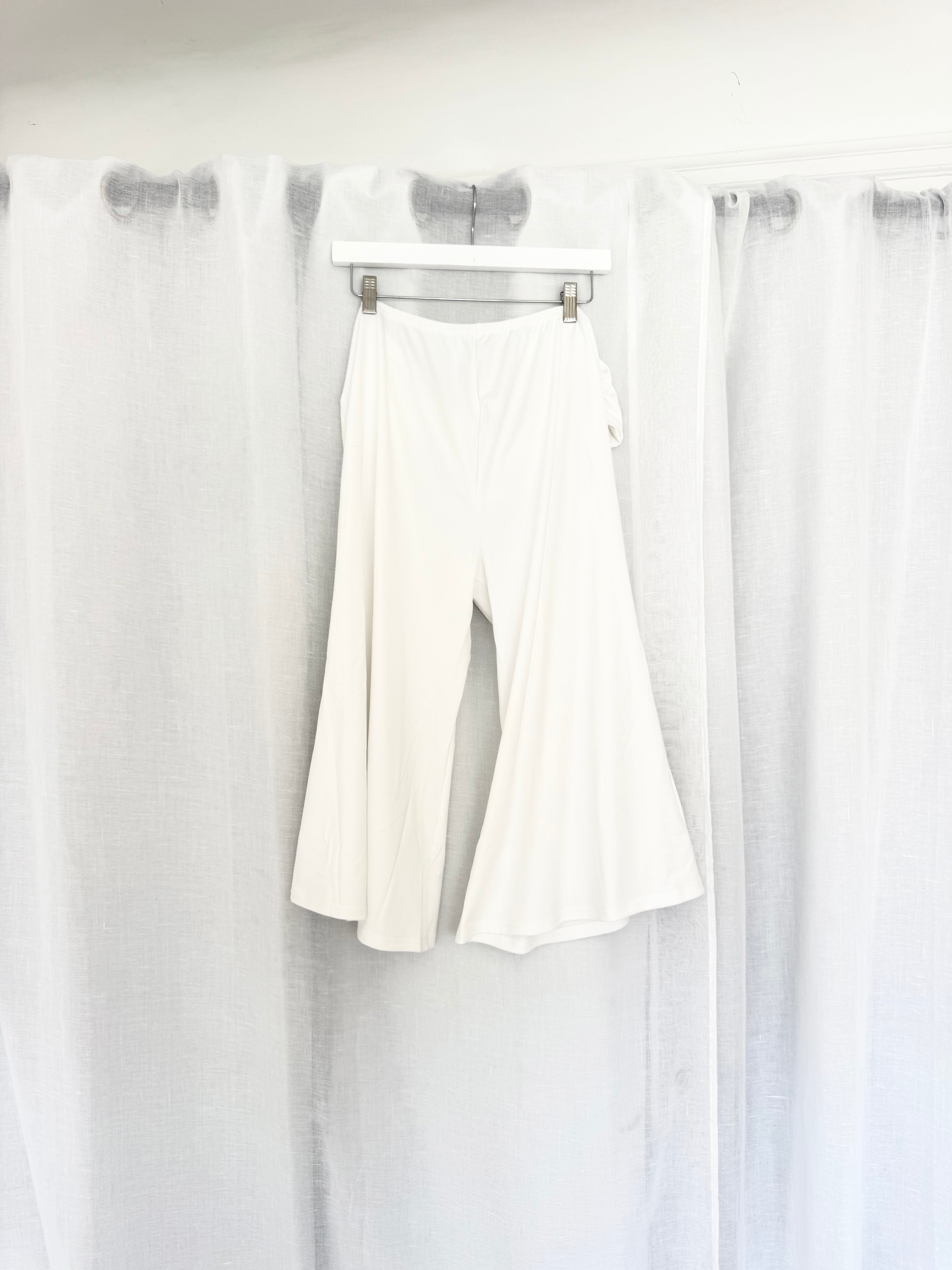 ✧ white buckle gaucho capris ✧ (32-35")
