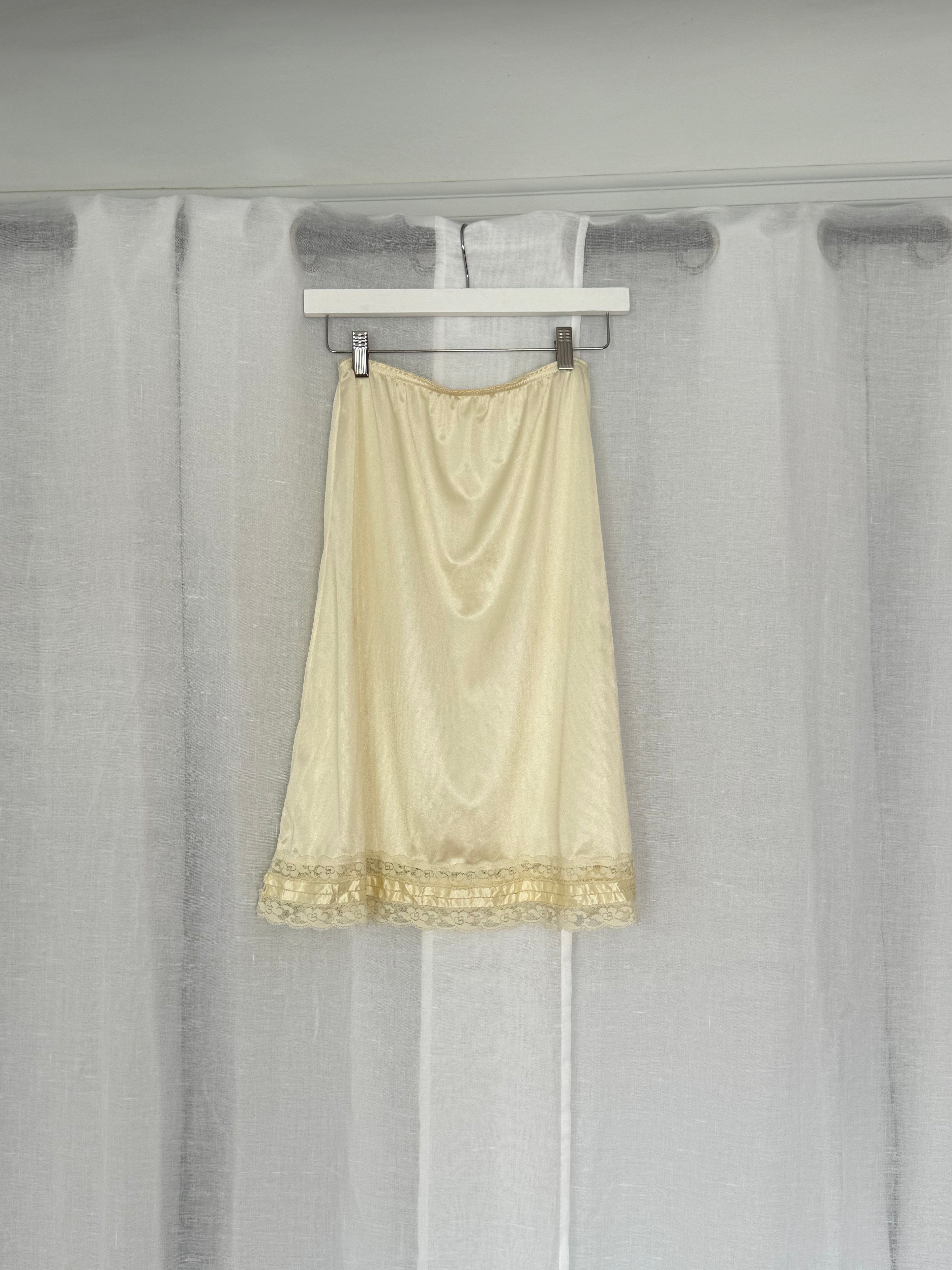 vintage cream lace trim silky half slip ✨