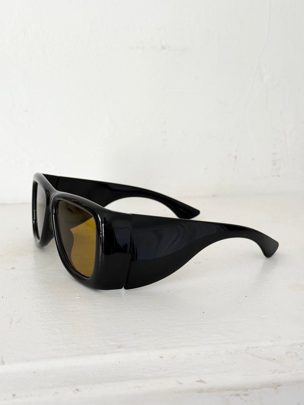 chunky black amber lens sunglasses ✧
