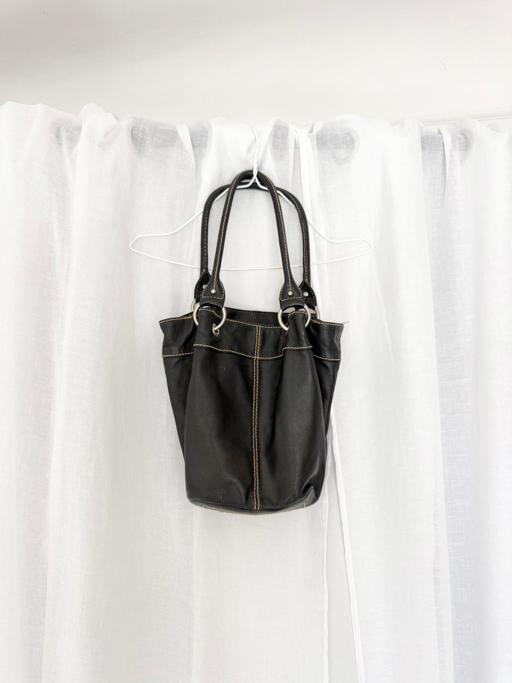black leather contrast stitch shoulder bag ✧