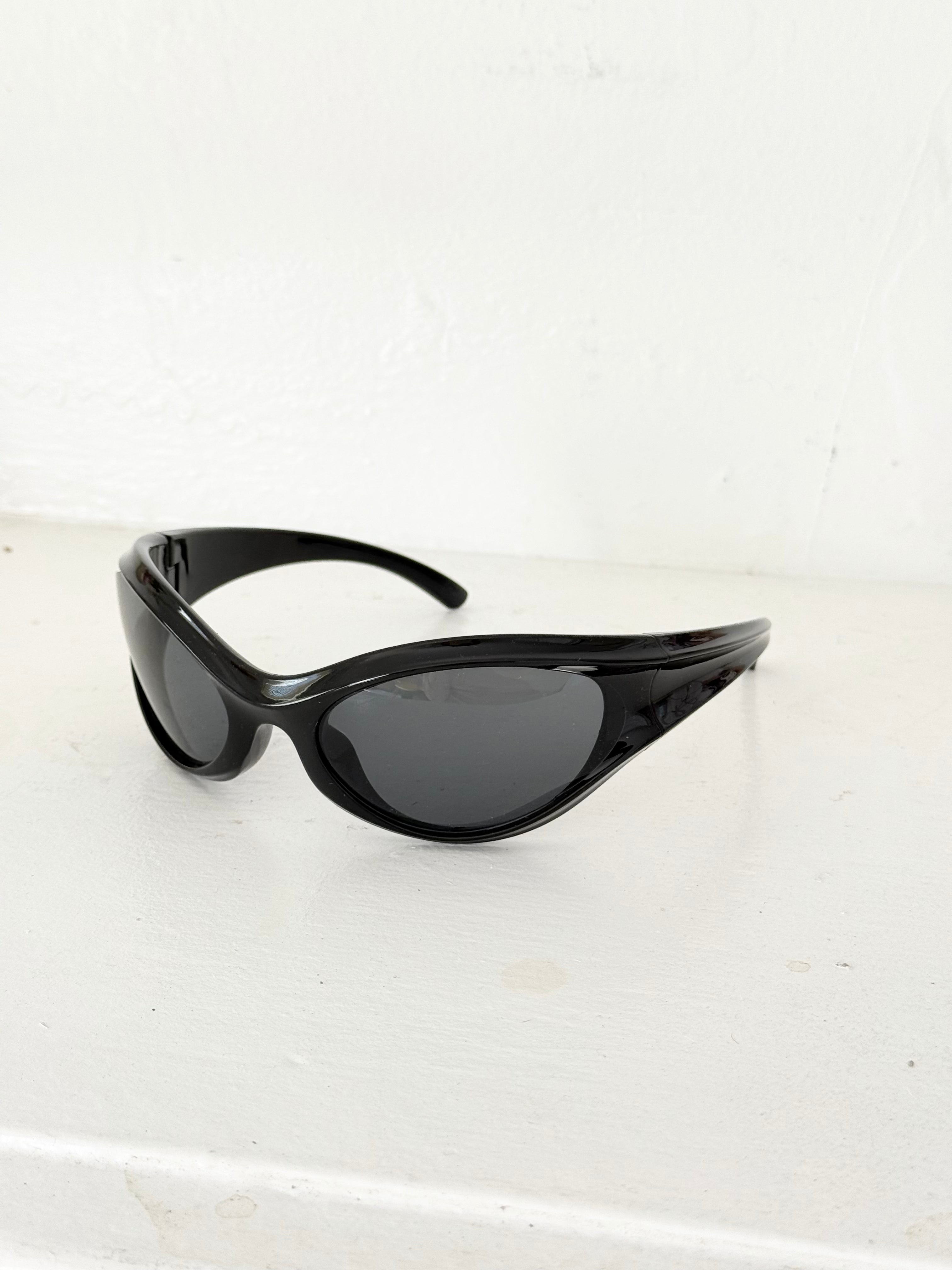 black futuristic wraparound sunglasses ✧