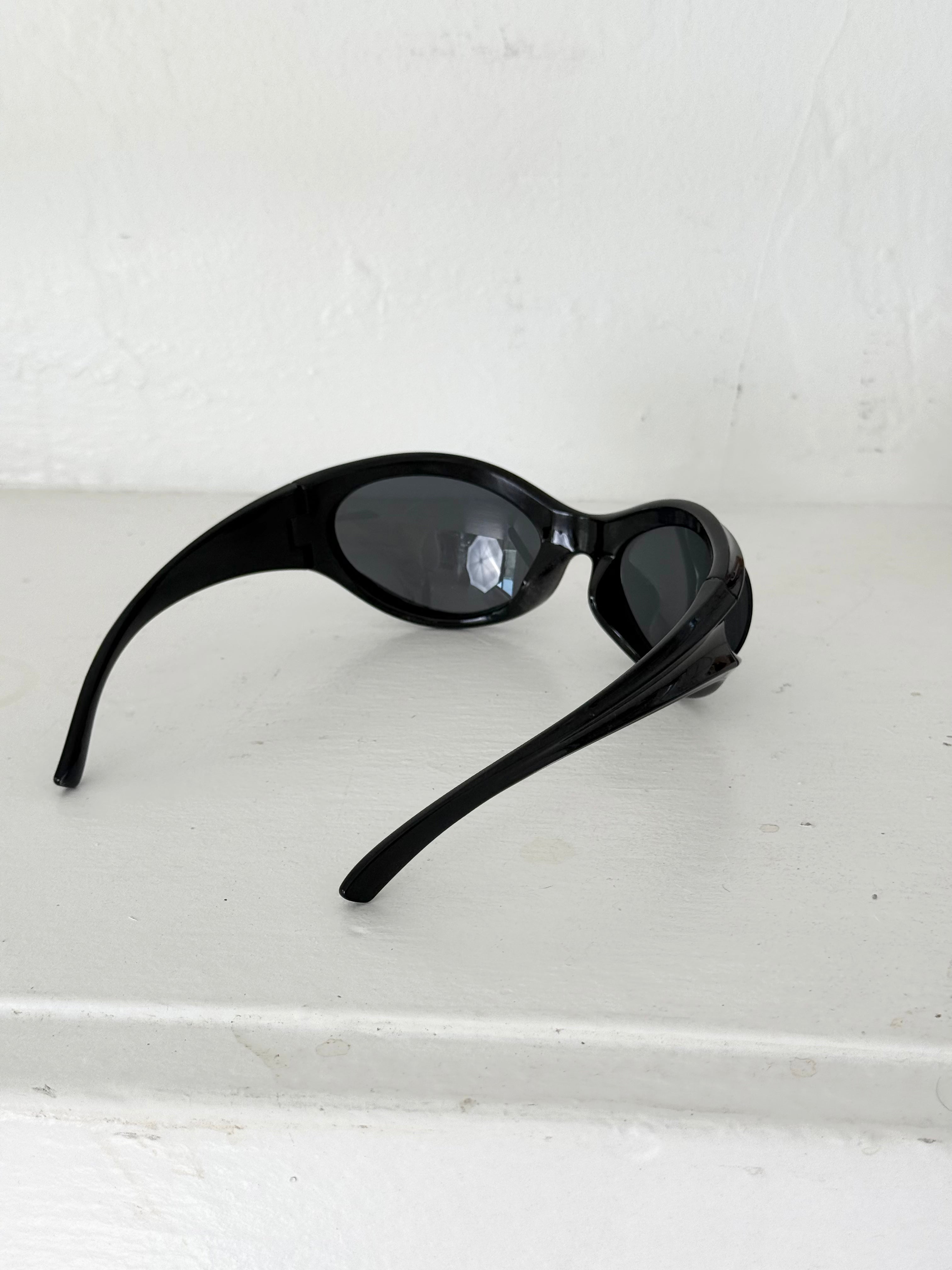 black futuristic wraparound sunglasses ✧