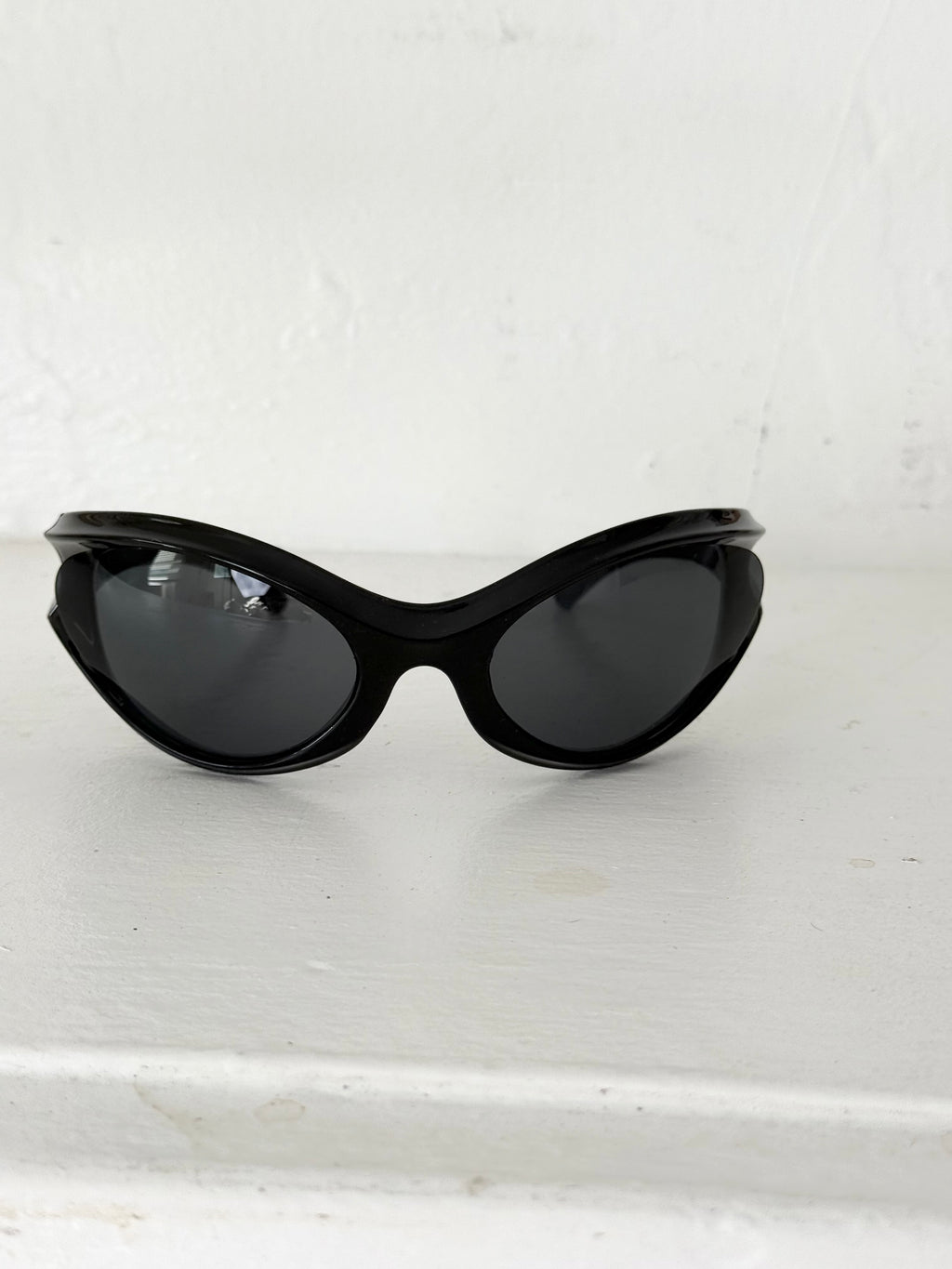 black futuristic wraparound sunglasses ✧