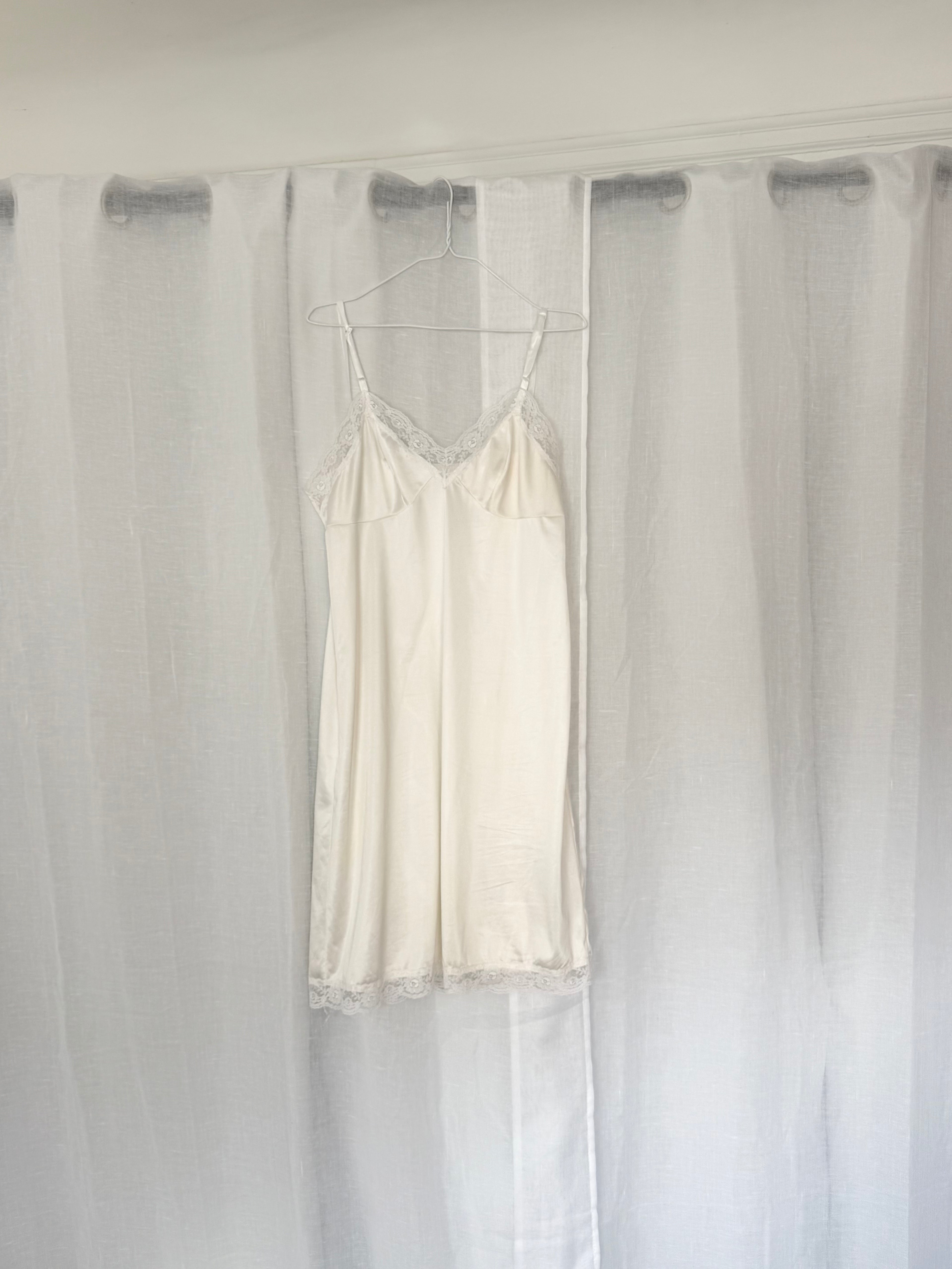 𓆩♡𓆪 vintage lace trim slip dress