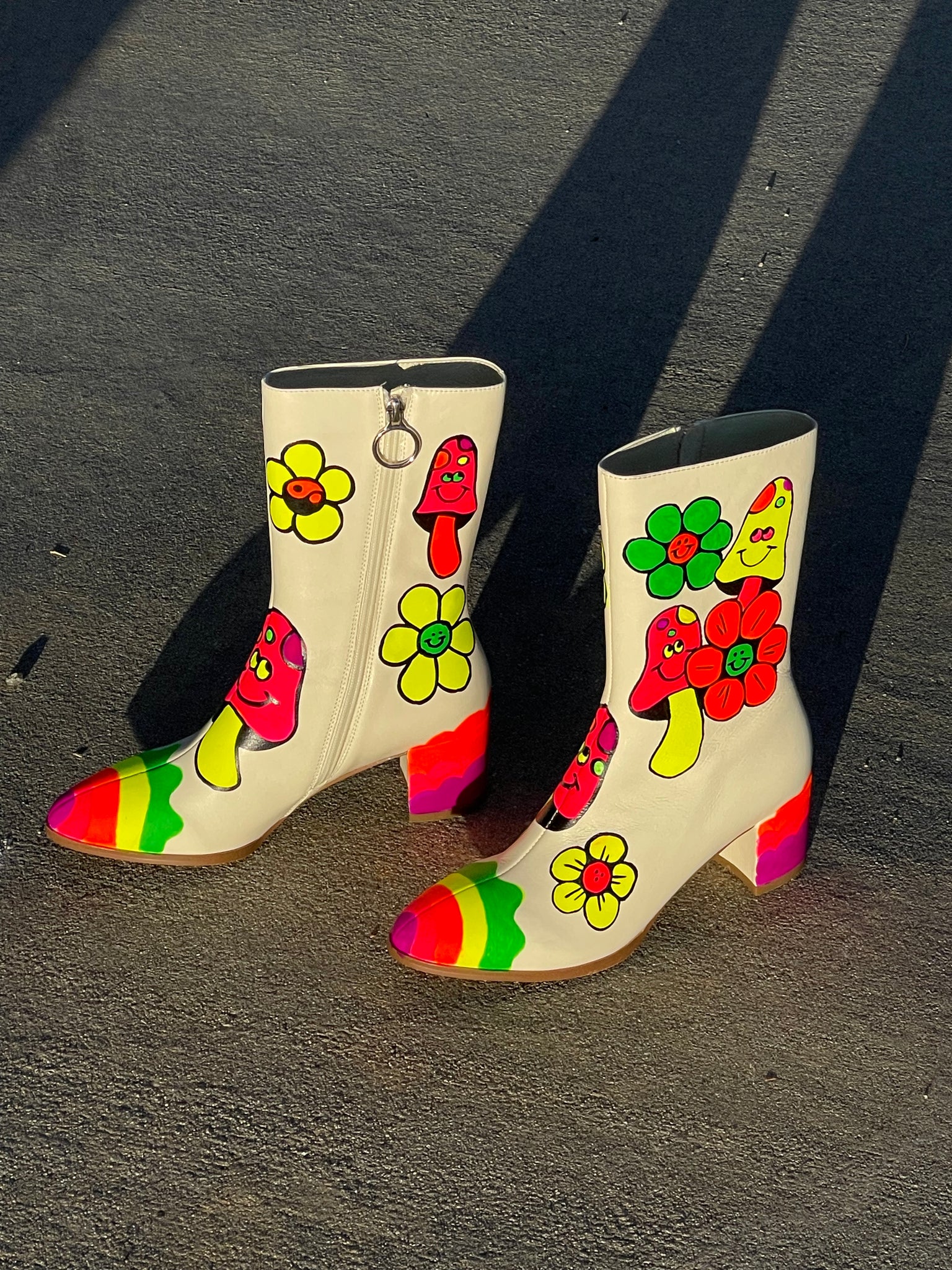 TRIPPY TOES GOGO BOOTS (Size 7.5)