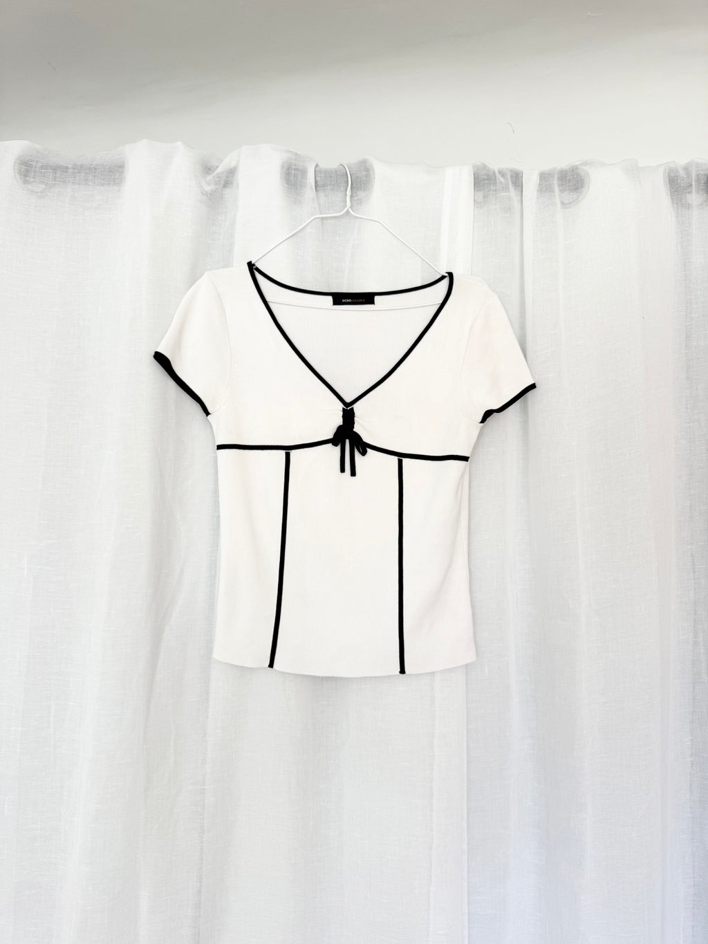 ✦ BCBG Max Azria contrast trim knit top ♡