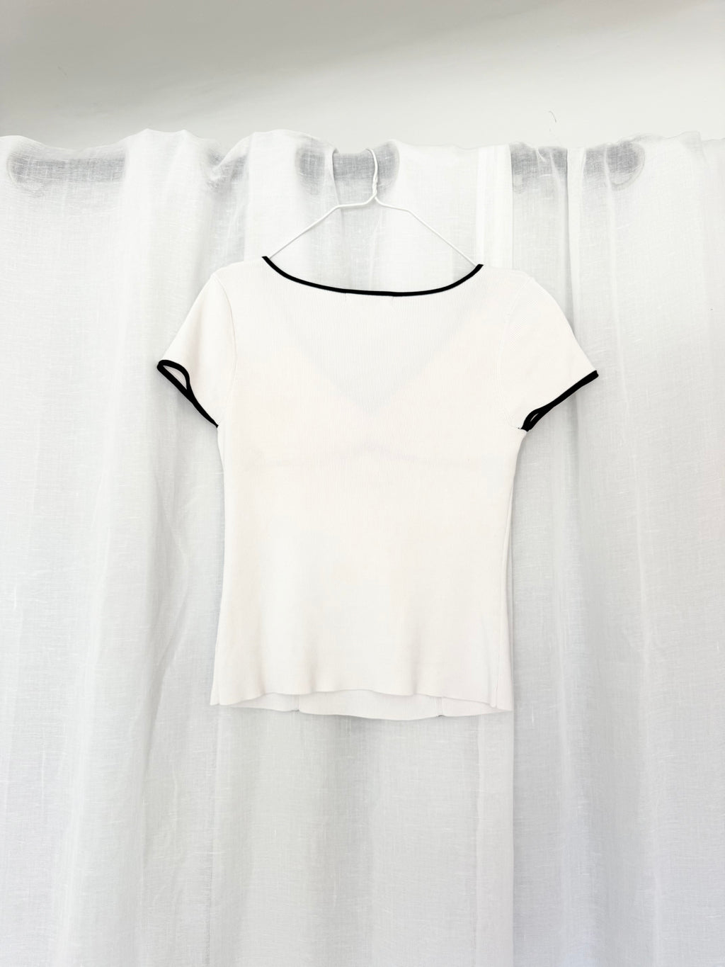 ✦ BCBG Max Azria contrast trim knit top ♡