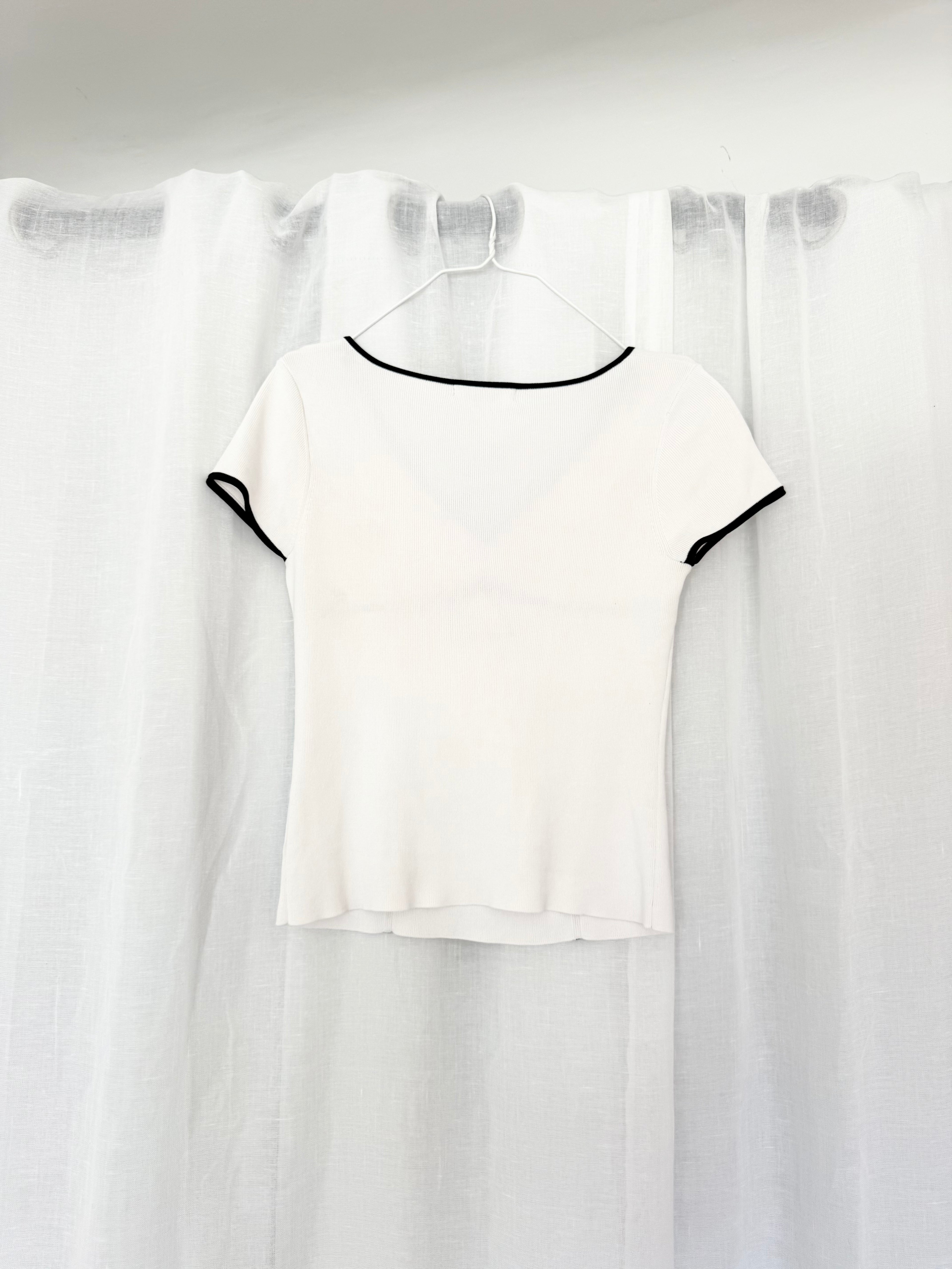 ✦ BCBG Max Azria contrast trim knit top ♡
