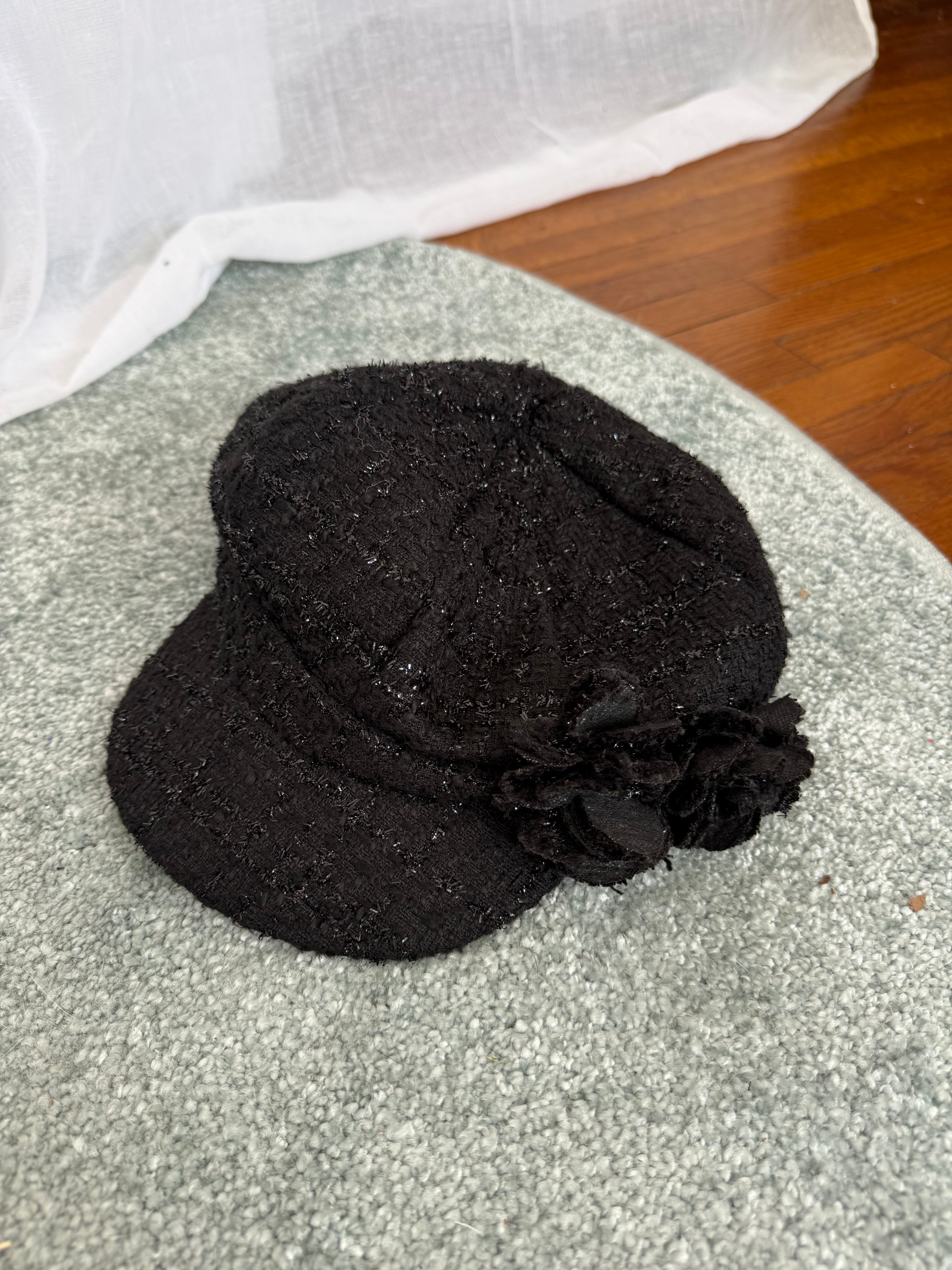✦ black tweed flower detail newsboy cap