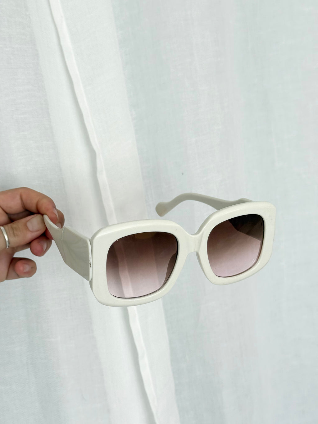 ✿ oversized mod white square sunglasses