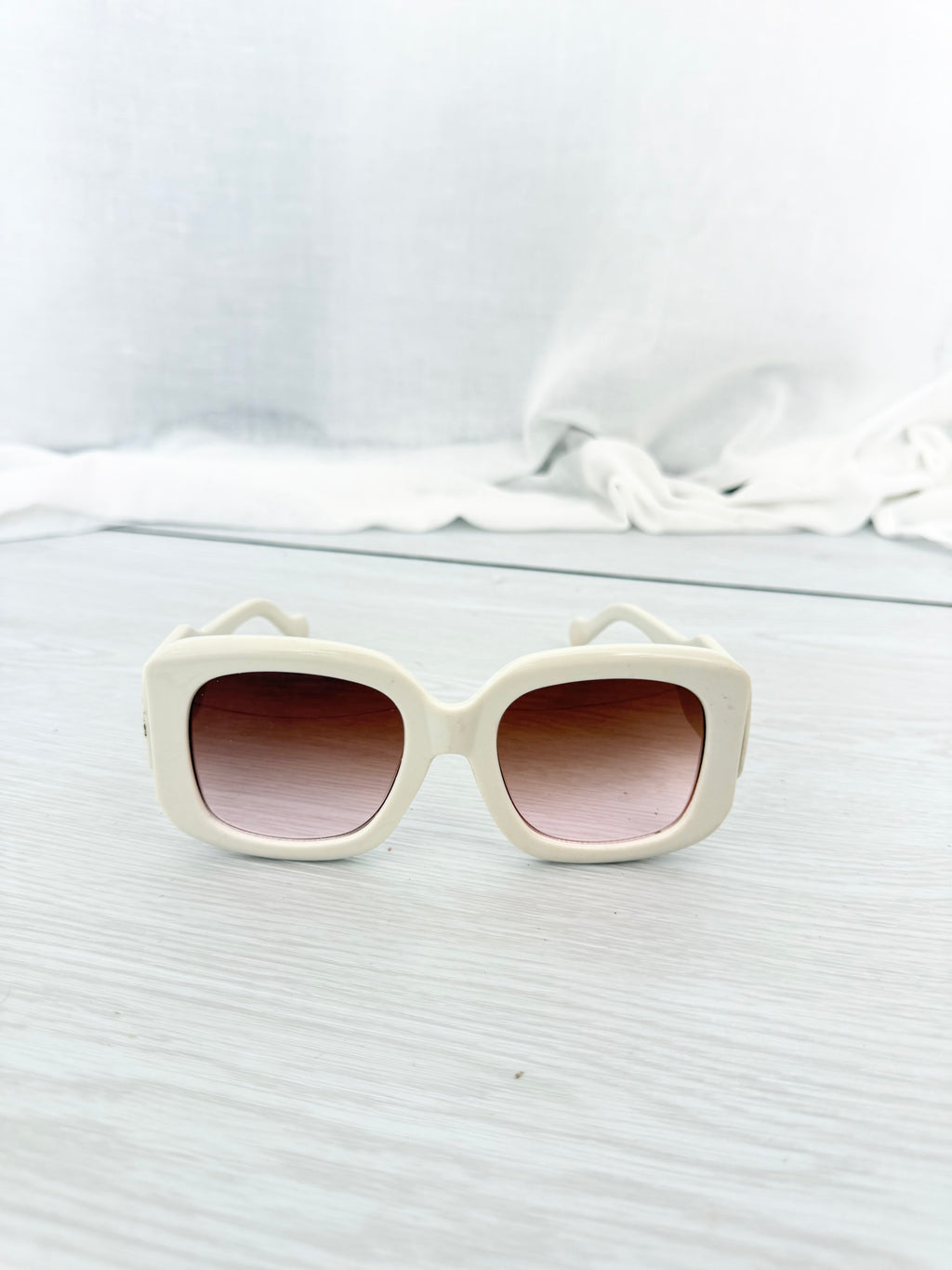 ✿ oversized mod white square sunglasses