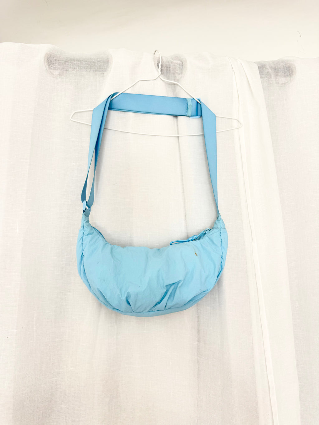 ✿ sky blue puffer crescent shoulder bag