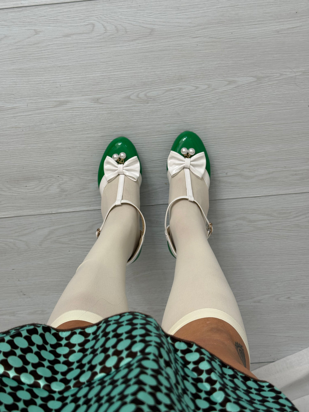 ✿ green bow pearl mary jane heels • (size 8)