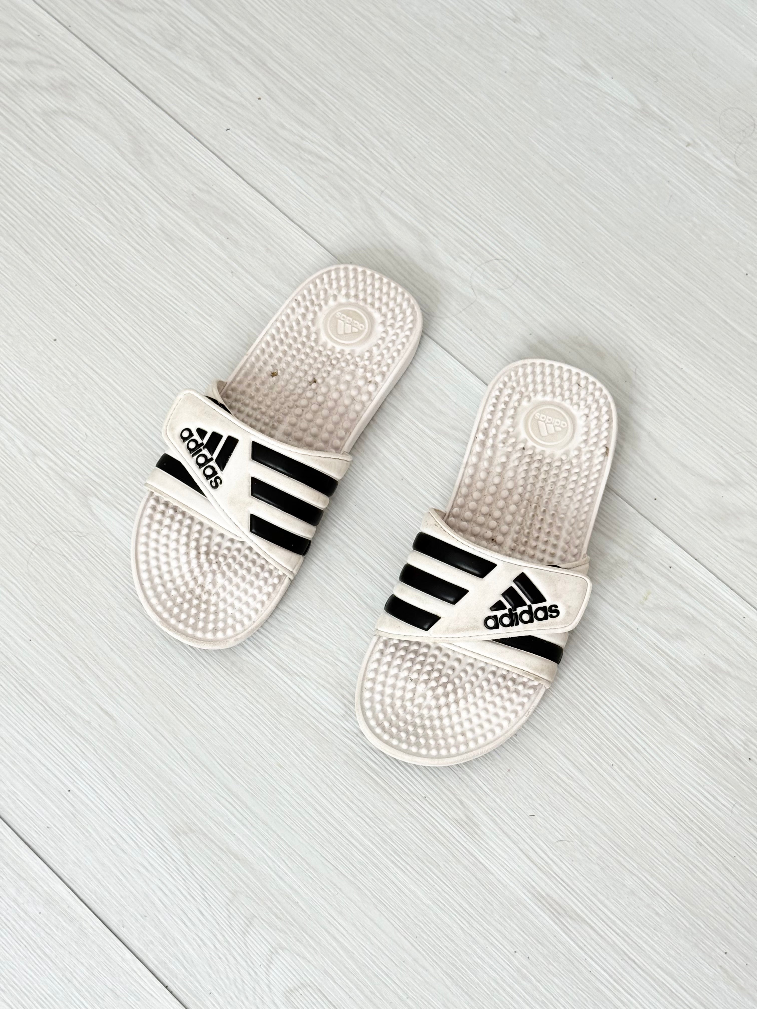 ✿ adidas adissage slides (size 9)