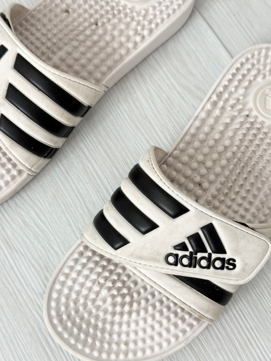 ✿ adidas adissage slides (size 9)