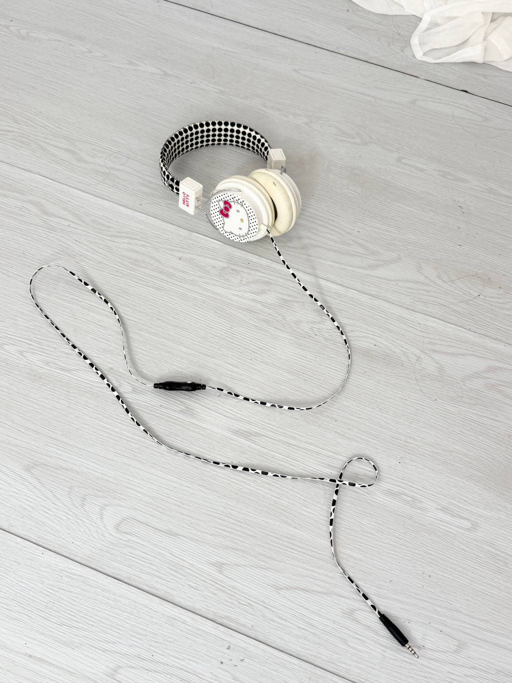 ✿ Hello Kitty polka dot headphones