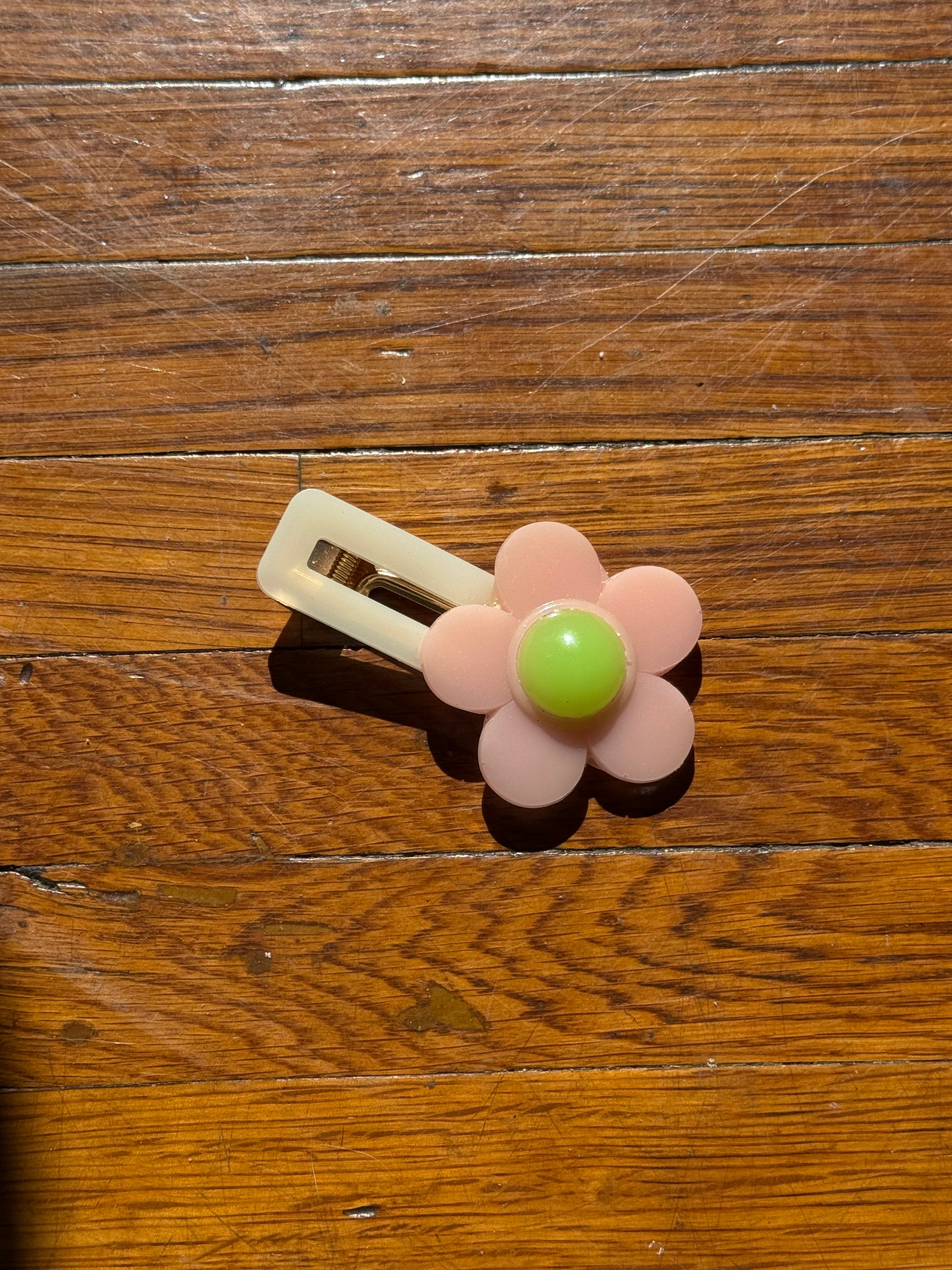 🌸 handmade pink daisy resin hair barrettes – set of 2