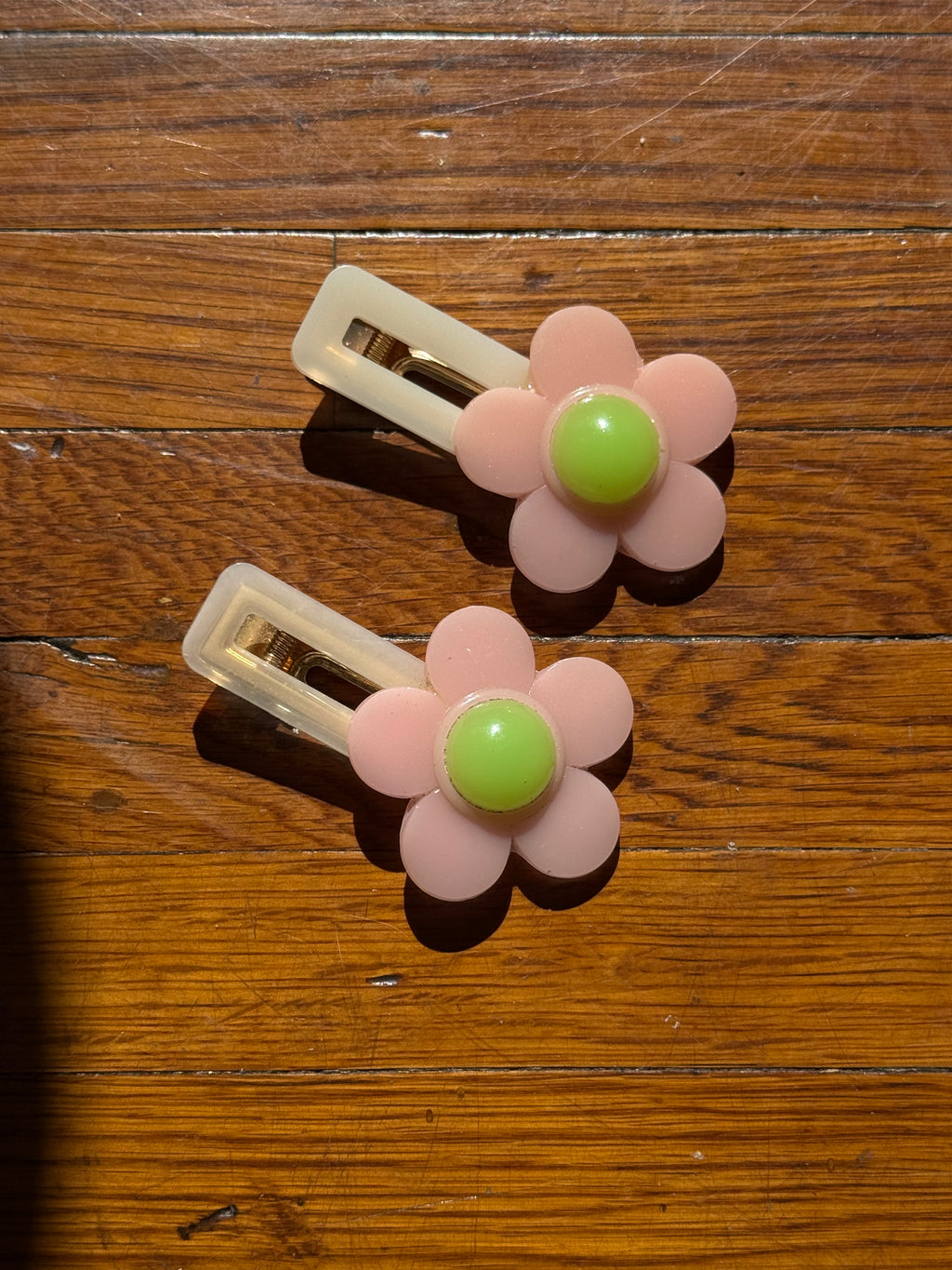 🌸 handmade pink daisy resin hair barrettes – set of 2