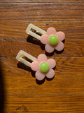 🌸 handmade pink daisy resin hair barrettes – set of 2